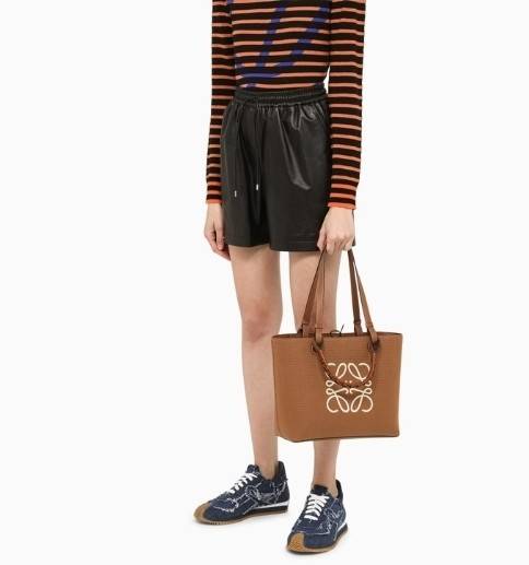 Loewe Anagram leather canvas tote bag / Loewe Tote Bag กระเป๋าโท้ทน้องใหม่ วัสดุทำจากหนังแคนวาส ใช้งานทนทาน ออกแบบมีสายสะพายไหล่และหูหิ้ว เรียกว่าใช้งานได้แบบ 2 in1 งานสวยล้ำ ไม่ซ้ำใคร ปักโลโก้ Anagram ที่ด้านหน้า เปิด-ปิดด้านบนด้วยเชือกผูก ด้านในมีช่องสำ