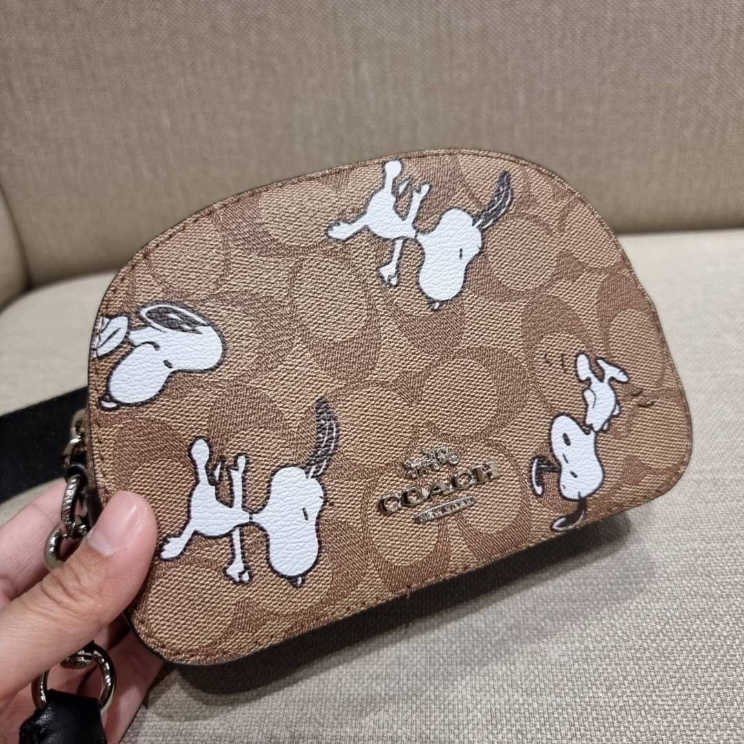COACH C4590 COACH x PEANUTS MINI SERENA CROSSBODY IN SIGNATURE CANVAS WITH SNOOPY PRINT มาจ้าแม่ มาหนักๆอีกแล้ว กับคอลเลคชั่นที่ขายดี ขายหมด ไม่เคยพอจะขาย!! มินิเซเรนาคอลแลบกับสนูปพีแบบลงตัวที่สุด วัสดุหนังแคนวาสเคลือบลาย เปิด-ปิดด้วยซิป สะดวกใช้ ภายในเป็
