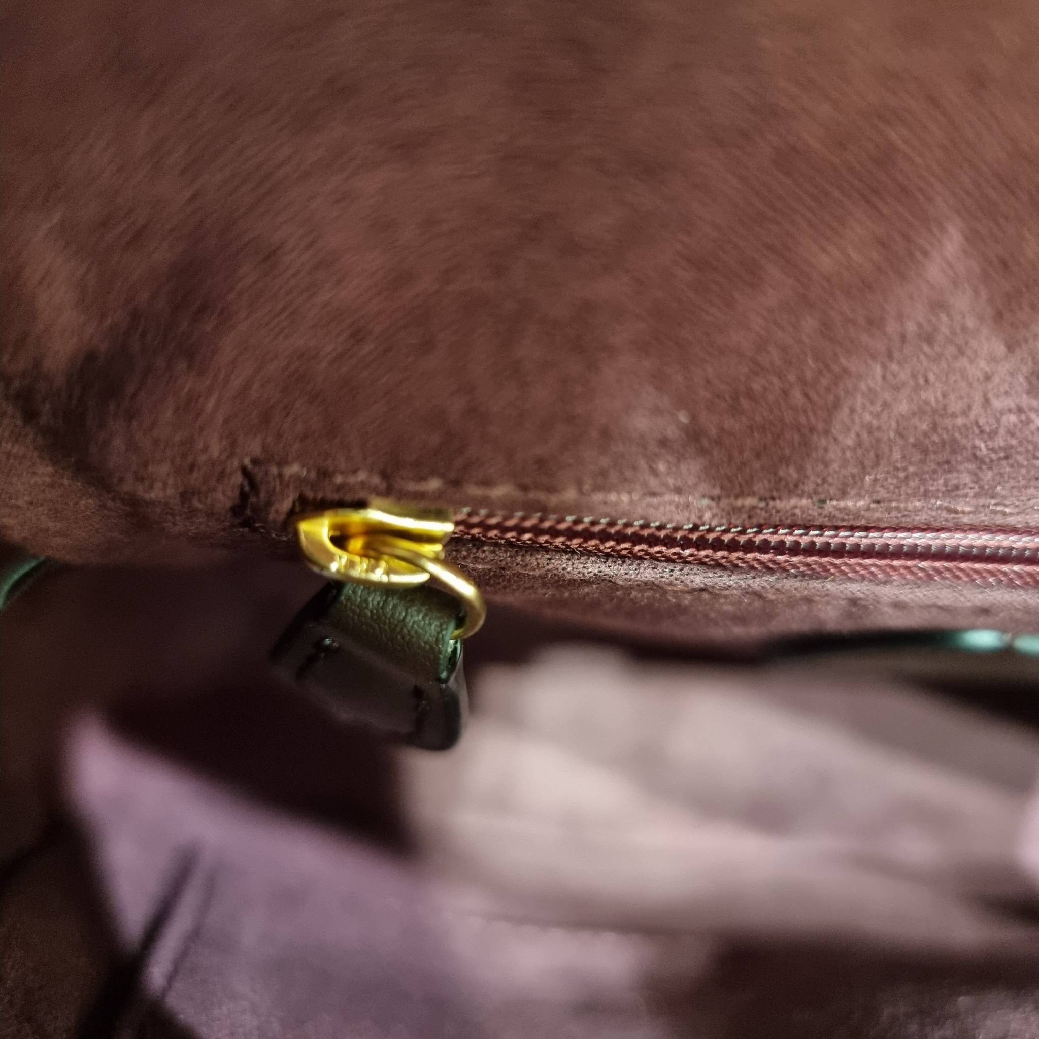 COACH C1765 MARLIE TOP HANDLE SATCHEL IN SIGNATURE CANVAS กระเป๋าถือ/สะพายข้าง มีดีไซน์ยูนีค โดดเด่น ตกแต่งโลโก้ด้านข้างอะไหล่ทอง สวยคลาสสิคด้วยวัสดุแคนวาสสลับหนังแท้ เปิด-ปิดด้วยตัวล็อคแน่นหนา ภายในเป็นช่องโล่ง ใส่ของได้ครบครัน มาพร้อมหูจับในตัวและสายสะพ