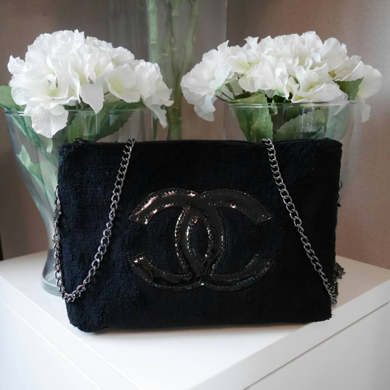 Must Have item 2018 !! Chanel Black Clutch bag งานพรีเมี่ยมกิ้ฟท์จากเคาเตอร์แบรนด์ดัง ของแท้จากแบรนด์ chanel ขนาดกะทัดรัด สะพายพร้อมสายโซ่ อะไหล่เงินรมควัน ผ้าขนสัตว์ฟูนุ่ม ด้านหน้า ปิดเปิดด้วยซิปที่จับปั้มแบรนด์ ด้านในมีช่องใส่ของเล็กแยก สะพายทั้งไหล่ทั้