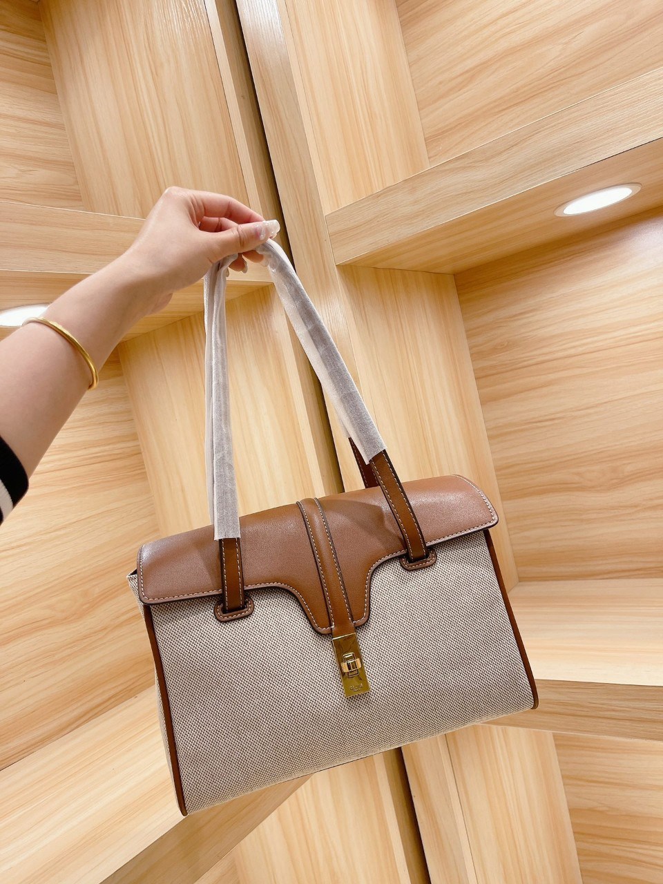 CELINE CROSSBODY BAG VIP GIFT WITH PURCHASE (GWP) พรีเมี่ยมกิ๊ฟ Limited Edition จาก PERFUME DUTYFREE COUNTER กระเป๋าสะพายทรงหรู วัสดุผ้าผสมหนัง ด้านในเปิดปิดด้วยตัวบิดล็อค มีช่องใส่ของแบ่งเป็นสัดส่วน