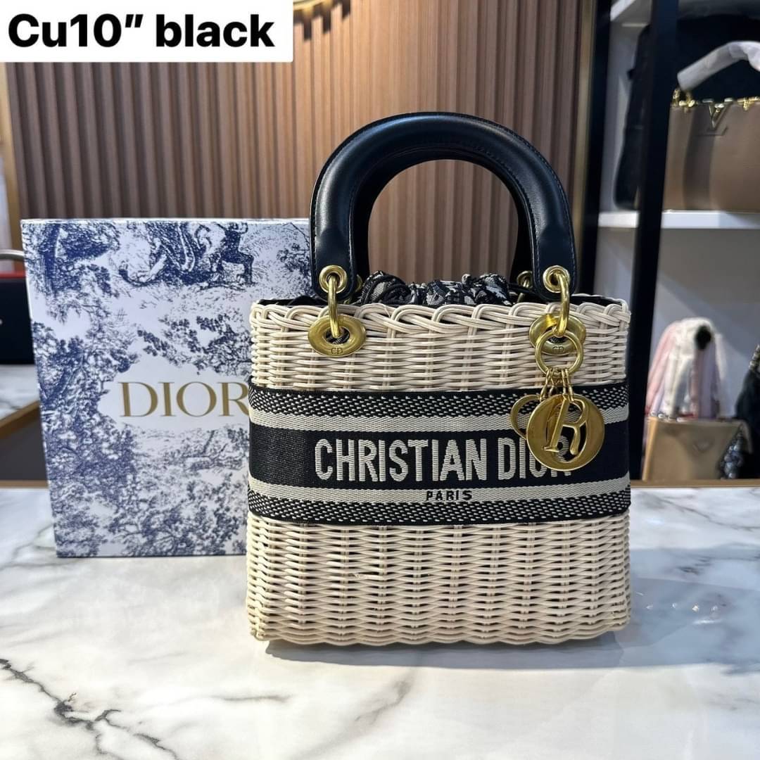 DIOR Lady Natural Wicker Bag กระเป๋าสะพายงานสาน พร้อมผ้าผูกด้านในสวยงามทรงเสน่ห์ จะถือหรือสะพายข้างด้วยสายสปอร์ตก็สวยเลิศ โดดเด่นกว่าใคร งานสวยเกินราคา คุ้มที่สุดในย่านนี้บอกเลย!!