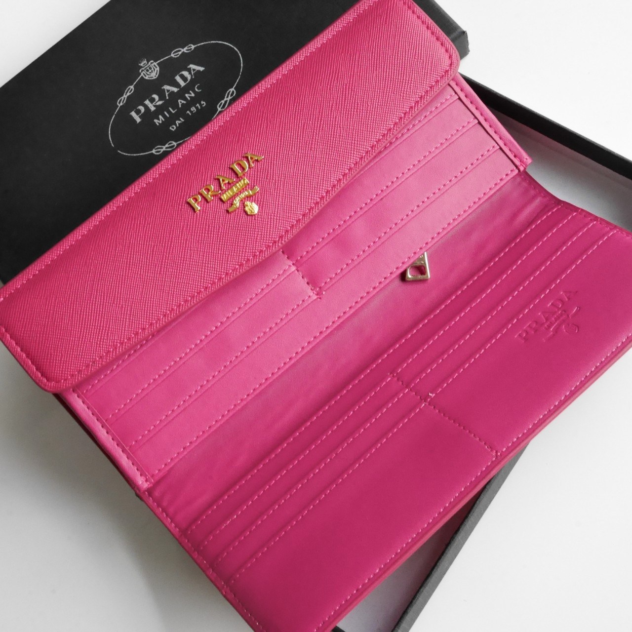 พร้อมส่งครบสีค่ะ 🖤💙💖 Best Seller PRADA LONG WALLET กระเป๋าสตางค์ยาว **รับทรัพย์ ทรงหรู จากงานพรีเมี่ยมกิ้ฟ จากเคาเตอร์ต่างประเทศ จากแบรนด์ PRADA ลายหนัง SAFFIANO มีช่องใส่บัตร ถึง 12 ช่อง และช่องซิปใส่ของจุกจิกได้ น้ำหนักเบา จับถนั