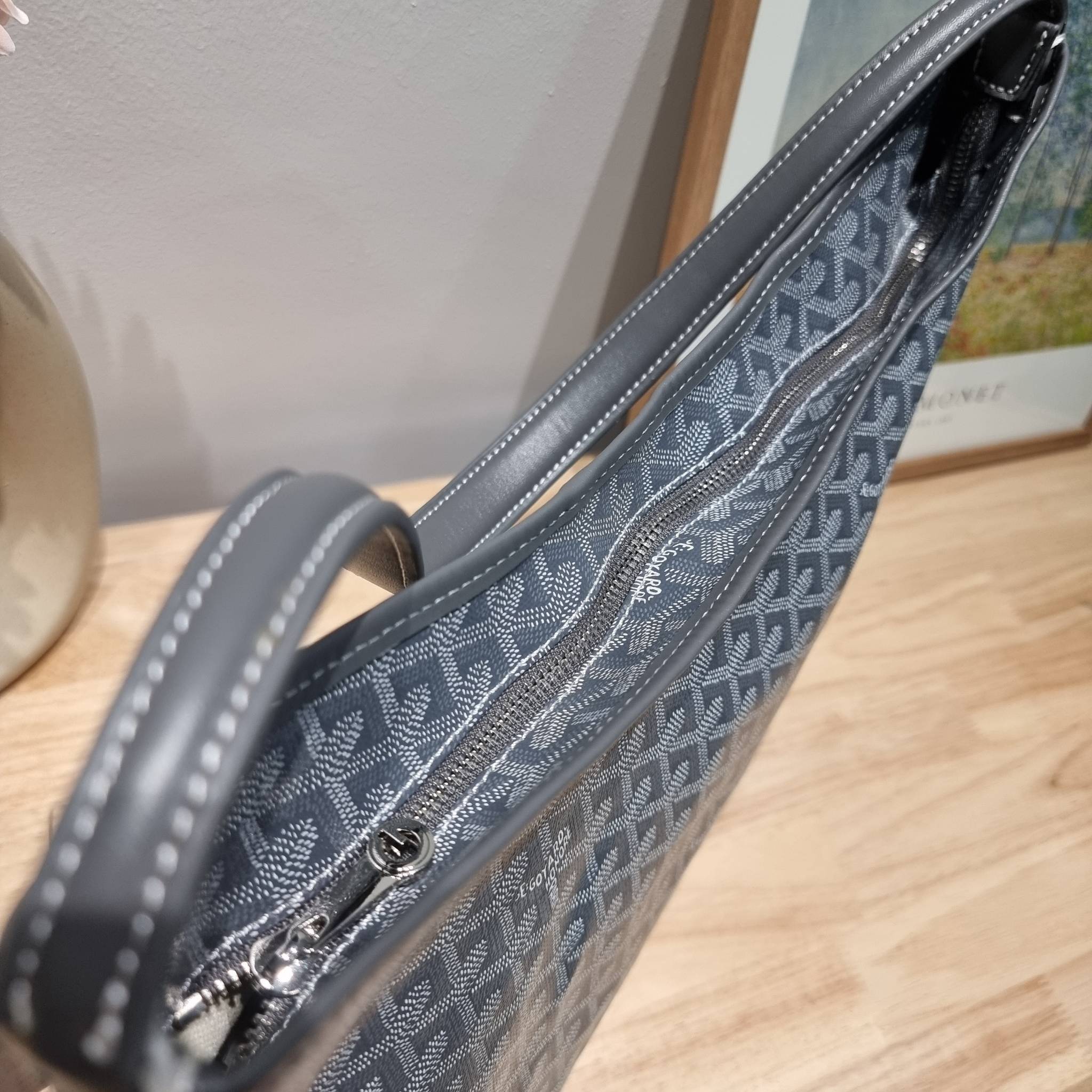 GOYARD BOHEME HOBO BAG / GOYARD HOBO กระเป๋าสะพายทรงโฮโบ ใบใหญ่จุใจ!! มาครบสีขายดี เลิศทุกสี รูปทรงคลาสสิค ดีไซน์เป็นเอกลักษณ์ วัสดุหนังแคนวาสพิมพ์ลายสวยคม ปากกระเป๋ามีซิปเปิด-ปิดกันของหล่นได้ ภายในโล่งกว้างมาก มาพร้อมสายคล้องในตัว ทนทาน สะพายสวยๆได้ทุกวั