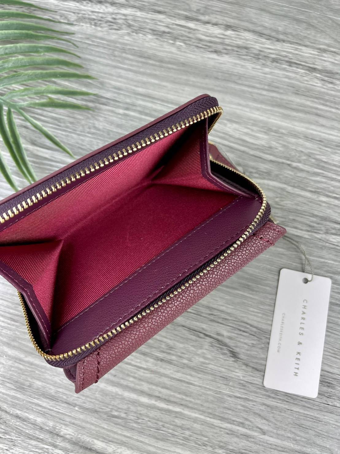 CHARLES & KEITH ENVELOPE SMALL WALLET กระเป๋าเงินใบกลาง วัสดุหนังพิมพ์ลายสีสวยน่ารัก ด้านหน้าปั๊มโลโก้แบรนด์ เปิดปิดด้วยกระดุมแม่เหล็ก