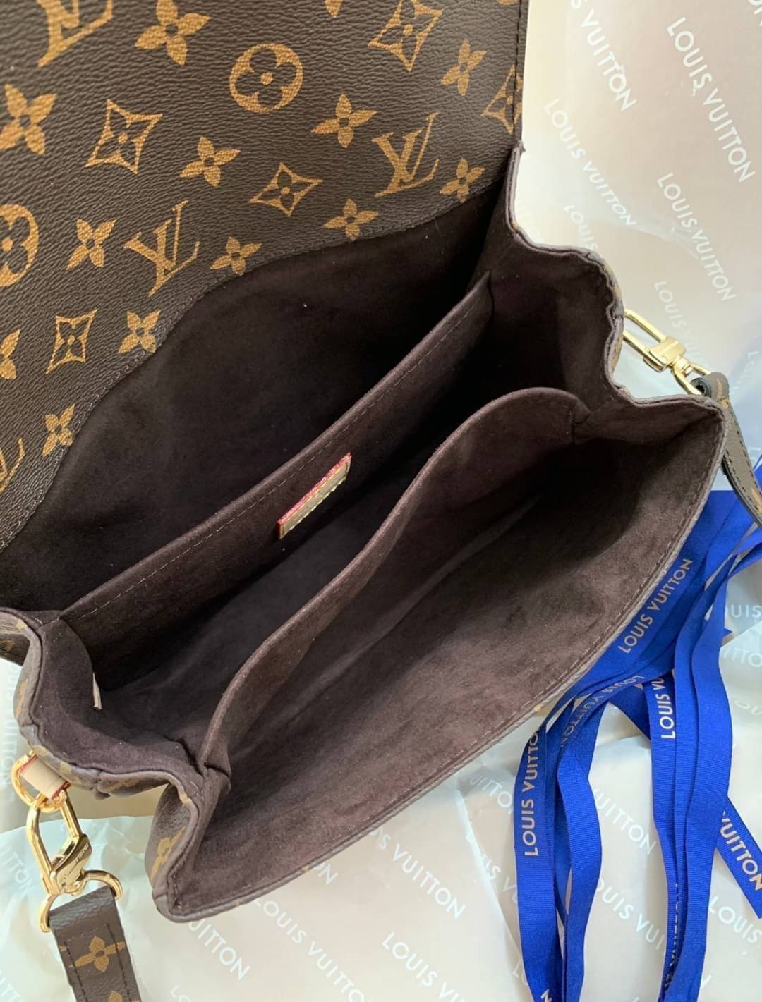 LV Pochette Métis ไอเท็มนำแฟชั่นที่น่าดึงดูดใจอย่างยิ่ง กระเป๋าที่มีรูปลักษณ์ทรงกะทัดรัดและใช้งานได้สะดวก หนังแท้แคนวาสอย่างดีเลยค่ะ ลาย Monogramอัญเป็นเอกลักษณ์ของแบรนด์ เปิด-ปิดแบบกดล็อคอะไหล่สีทองสวยงาม ภายในมี3ช่องกว้างสามารถใช้งานได้หลากหลายและจุของไ