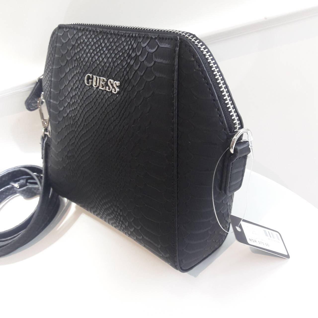 New arrival! กระเป๋าสะพายข้าง หนังจระเข้ ขนาดกระทัดรัด ยี่ห้อ Guess มาพร้อมกับสายหนัง และพื้นที่เก็บของอย่างจุใจ ด้วยดีไซน์เรียบหรูทำให้เข้ากับชุดได้หลากหลายสไตล์ กระเป๋าสะพาย GUESS ผลิตจาก PU แบบนิ่ม เปิด-ปิดด้วยซิป เพิ่มความหรู โดดเด่นด้วย ตกแต่งดีเทลโล
