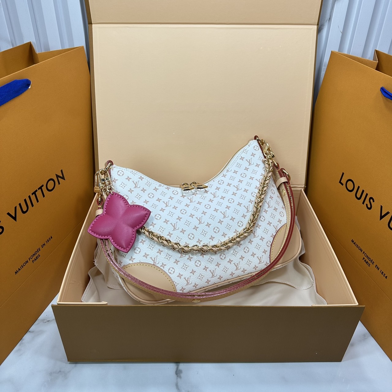 ORI หนังแท้ | LV Boulogne PM bag กระเป๋าสะพายทรงโฮโบ ดีไซน์อเนกประสงค์จาก Monogram แคนวาสคลาสสิก มีสายสะพายแบบถอดออกได้ เลือกสะพายเฉียง สะพายไหล่แบบสายยาว หรือสะพายไหล่แบบสายสั้นได้ตามต้องการ เมื่อถอดสายออก