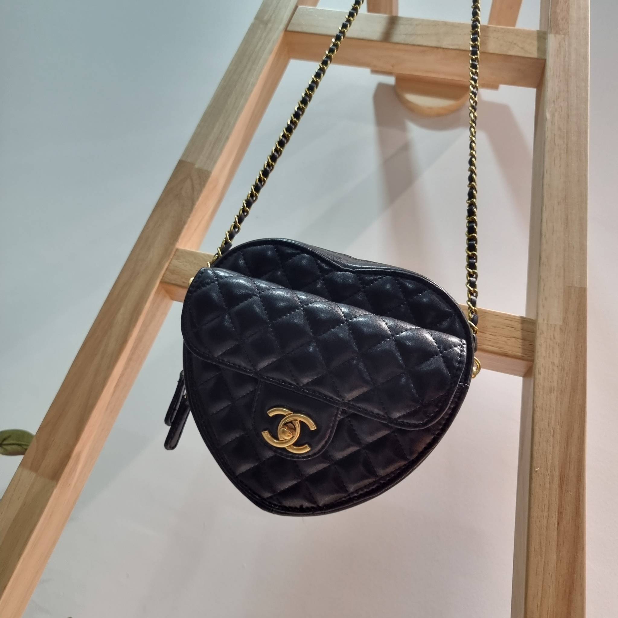 CHANEL Heart Bag Lambskin & Gold-Tone Meta สวยมาก มงลงมาก!! กระเป๋าสะพายสุดคิ้วท์ ที่ดีไซน์รูปทรงหัวใจไม่ซ้ำใคร น่ารักทุกสี น่าใช้ไปเลยแม่!! วัสดุหนังแกะฟอกสี เปิด-ปิดด้วยซิป ด้านหน้ามีช่องเก็บของจุกจิก ภายในเป็นช่องโล่ง ใส่มือถือ ใส่กระเป๋าสตางค์สั้นได้ 