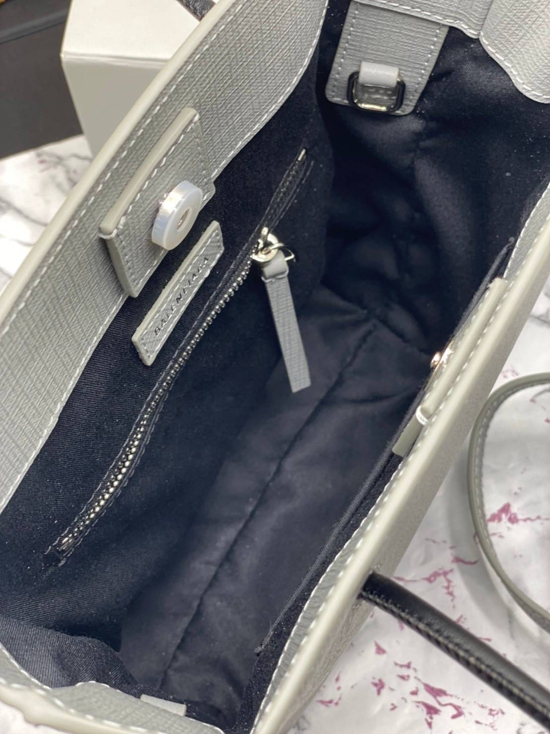 หนังแท้ BALENCIAGA XXS TOTE / Balenciaga shopping tote xxs พกกระเป๋าช้อปปิ้ง ไปทุกที่ในฤดูกาลนี้ ดีไซน์ที่ใช้ได้ทุกวันตั้งแต่หนังแบบมีเท็กซ์เจอร์ ภาพสินค้าถ่ายจากงานขายจริง ใช้งานต่างประเทศได้