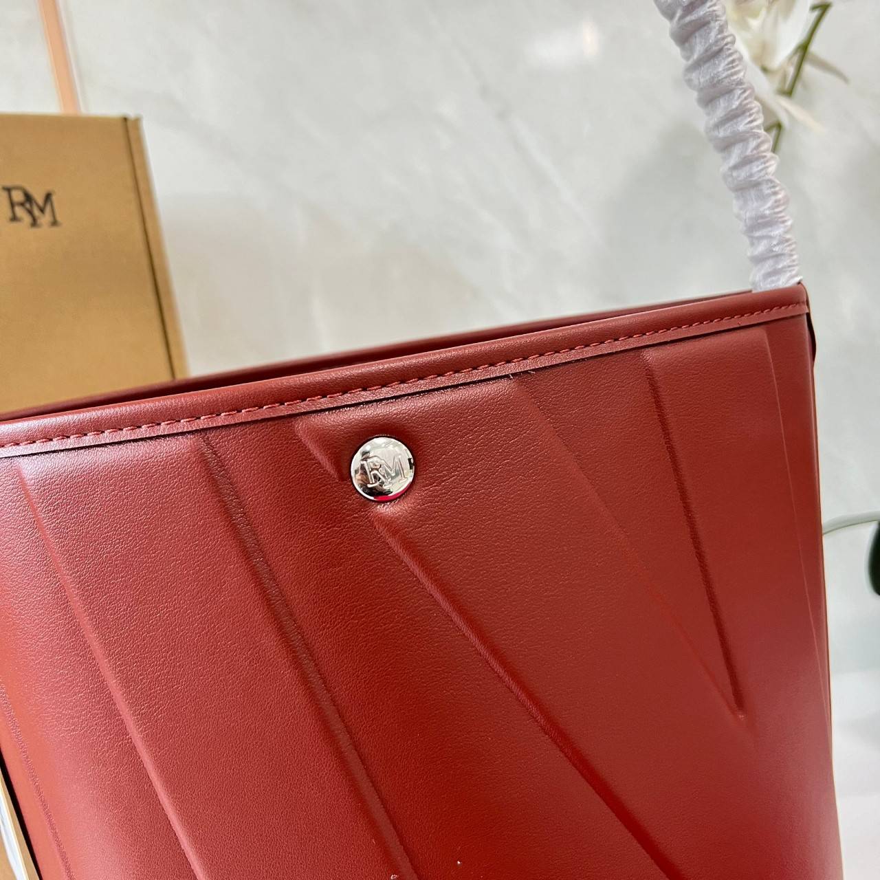 Rally The Bag Whisper กระเป๋าทรงบัคเก็ตงานหนังรุ่นใหม่ ฮอทติดลมบน มาแรงสะพายกันทั่วบ้านทั่วเมือง สายแบกสายขนห้ามพลาดจุของได้เยอะ รุ่นหนังผิวสัมผัสนิ่มมือ ทนทานและจุสิ่งของได้ครบครัน โดดเด่นด้วยโลโก้ตัวนูน