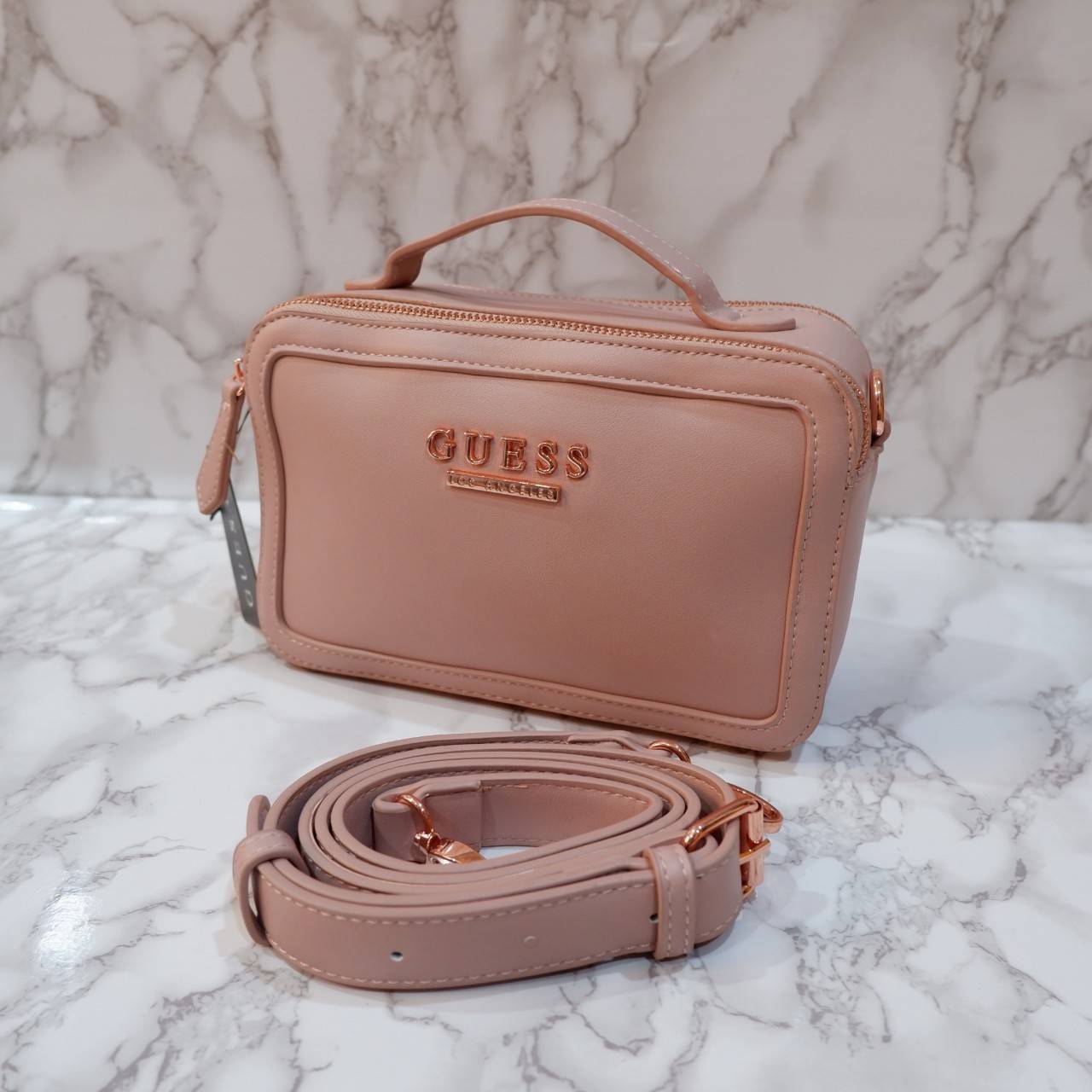 GUESS กระเป๋าหูหิ้วสะพายข้าง ทรงกล่องมีหูจับถนัดมือ มี2ช่องกระเป๋า ด้านหน้าติดโลโก้แบรนด์สีทอง