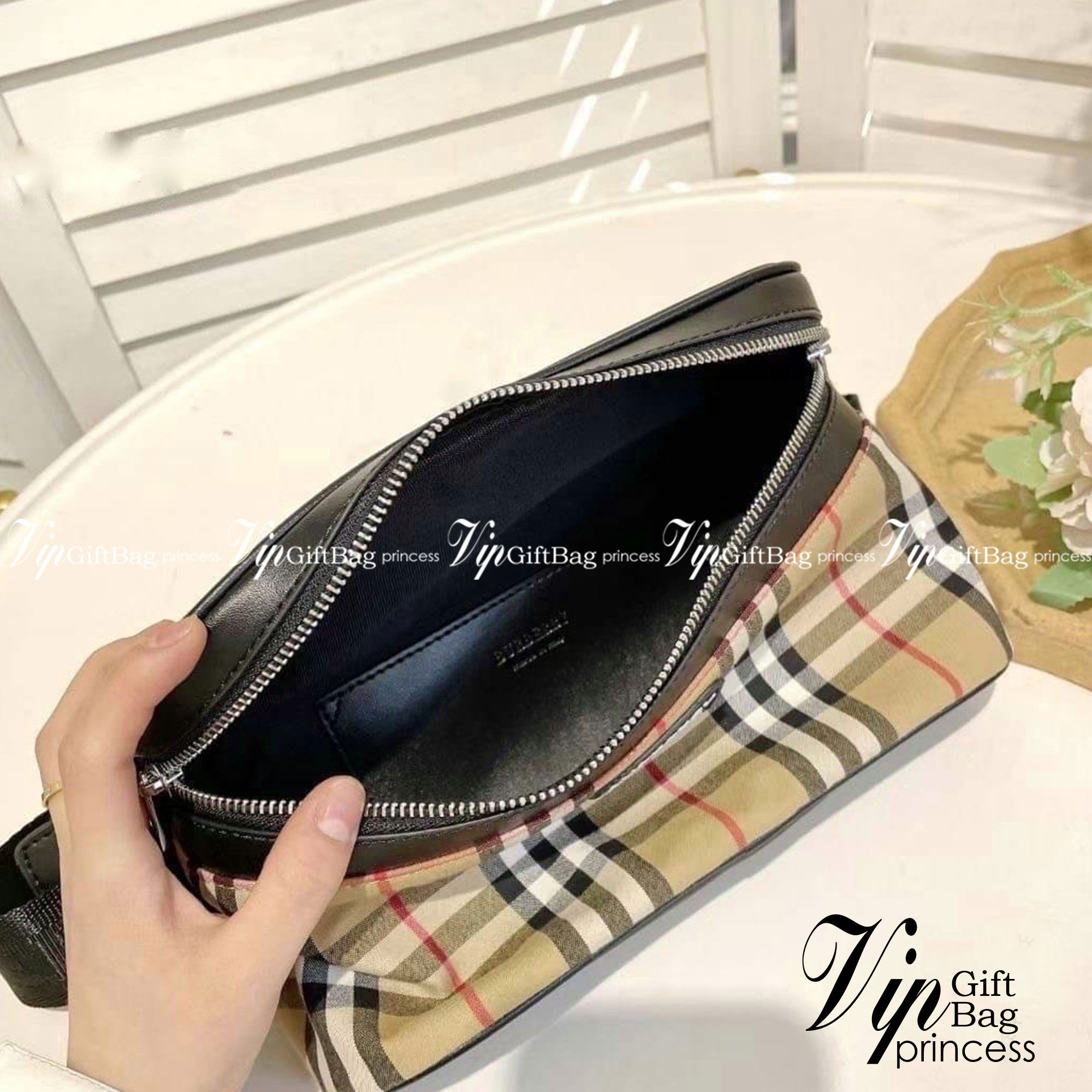BURBERRY BELT BAG Vintage retro check กระเป๋าคาดอก คาดเอวลายแบรนด์ มาใหม่ ผ้าไนลอนสลับหนังอย่างดี ซิปหน้า น้ำหนักเบา ทรงสวย สามารถใช้ทั้งผู้หญิง ผู้ชาย เป็นอีกรุ่นที่ขายดี ขนาดกำลังดี ใส่ของจุกจิกได้เยอะ สวยเป๊ะปั๊มทุกจุด สุดฮิตผู้หญิงสะพายได้ผู้ชายสะพายด