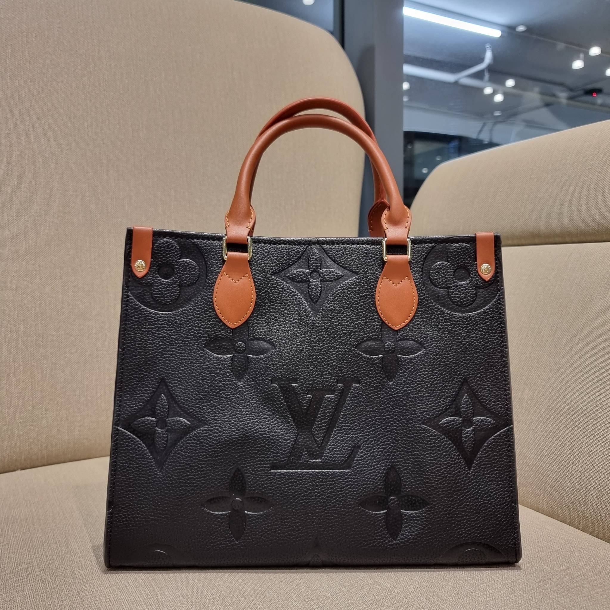 LV crossbody tote bag / LV Shopping Bag ดีไซน์สวยคม สมราคา ดูแพงไปอีก ด้วยดีเทลลายของหนัง crossgrain กระเป๋าทรงโท้ทคลาสสิค ผู้ดียืนหนึ่ง โทนสีใช้งานง่าย แมทช์ได้ทุกลุค มาพร้อมหูจับในตัว แบบหูหิ้ว และหูยาวสำหรับสะพายไหล่ เก๋มาก ชิคมาก ภายในโล่งกว้างมาก มีอ