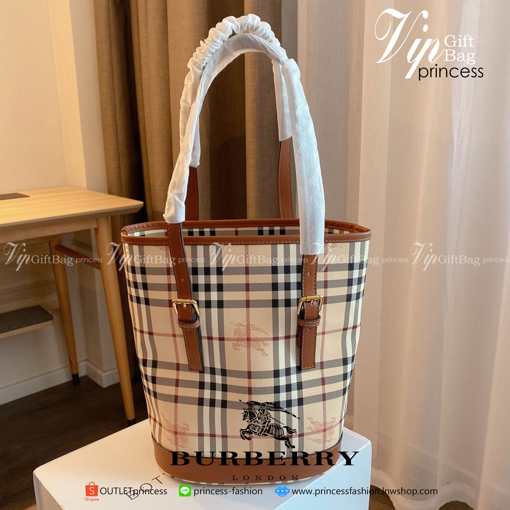 พรีเมี่ยมกิ๊ฟแท้ BURBERRY VINTAGE BAG VIP GIFT WITH PURCHASE (GWP) กระเป๋าสะพายไหล่ พรีเมี่ยมกิ๊ฟ Limited Edition จากBURBERRY วัสดุหนังPVC สวยหนังนิ่ม ตัดด้วยสายหนังสีน้ำตาลเข้ม