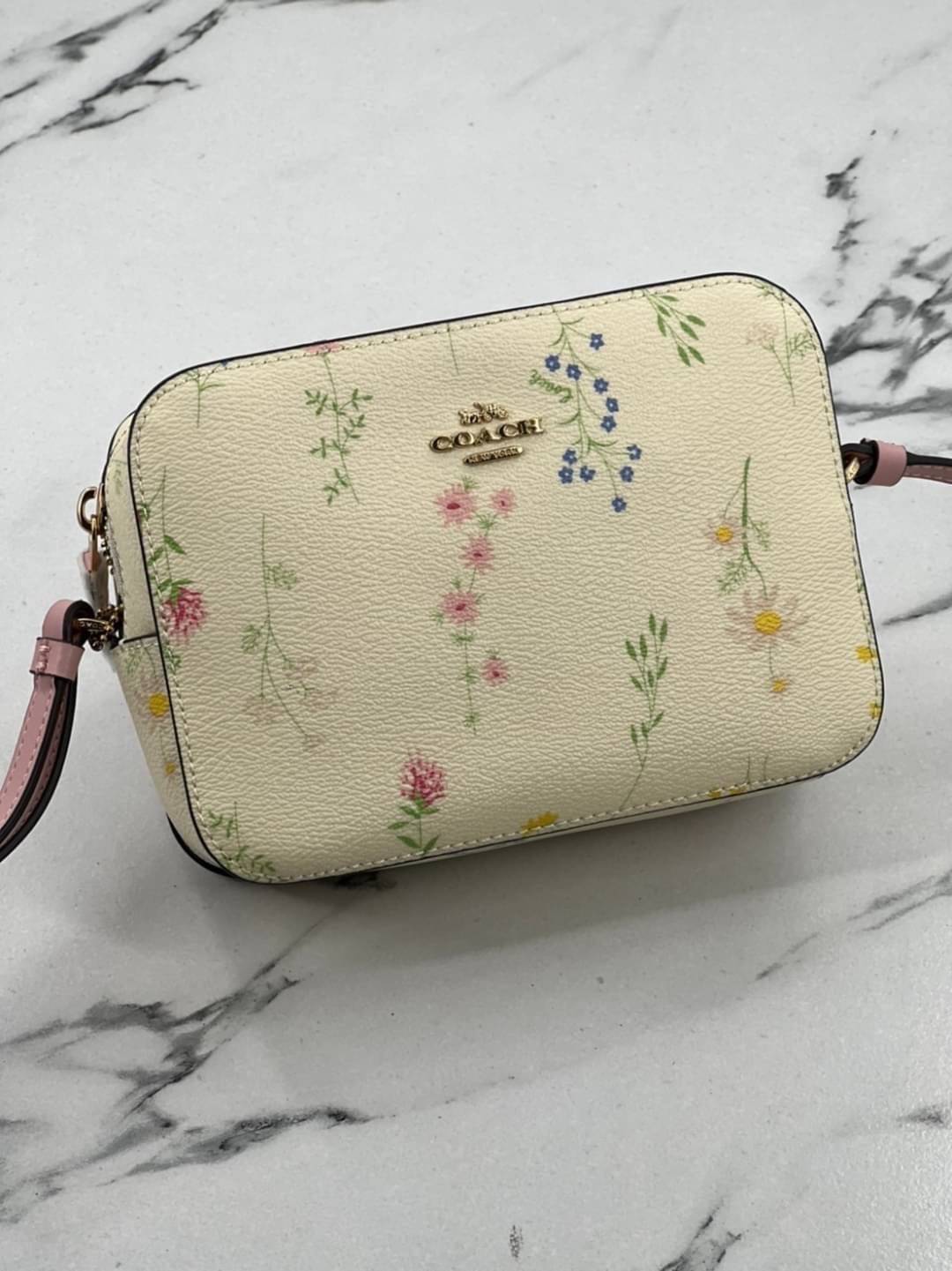 COACH Wildflower Printed GEMMA Mini Camera Bag น่ารักได้ไม่ต้องรอเช่นเคยอีกหนึ่ง!! สายหวาน สายเจ้าหญิง ไม่ควรพลาด!! กระเป๋าทรงกล่องสุดฮิต ในดีไซน์มุ้งมิ้ง มาให้จัดกันแน่นๆเลยจ้า ดอกไม้คละเต็มใบ สวยๆหวานๆ ด้านหน้ามีซิปให้เก็บของได้จุกจิก ภายในโล่งกว้างใส่ข