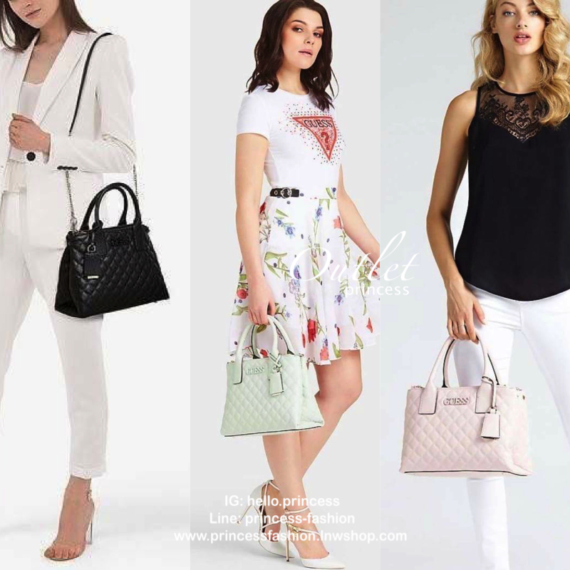 Guess Elliana Quilted-Look Handbag กระเป๋าสะพายรุ่นใหม่ล่าสุดจาก Guess วัสดุหนังนิ่มเรียบ แต่งลายตารางสวยดูมีดีเทล ขนาดกำลังดี น้ำหนักเบา ด้านหน้าประดับโลโก้แบรนด์แบบนูน มีช่องใส่ของหลายช่อง เปิดปิดด้วยกระดุมแม่เหล็กและช่องซิป ภายกว้างมีช่องใส่ของแยกเป็นส