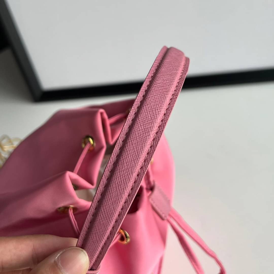 Prada Duet Re-Nylon Bucket shoulder bag / Prada Nylon bucket bag Pastel เกรดใช้สลับใบจริง ออริจินอล ใช้งานต่างประเทศได้ น้องสาวสุดสวยมาให้จับจองอีกหนึ่ง สีพาสเทลน่ารักละมุนมากๆ ค่ะ กระเป๋าสะพายข้าง ทรงขนมจีบ ไซส์มินิ ขนาดน่ารักน่าใช้มาก วัสดุขอบหนังแท้ แล