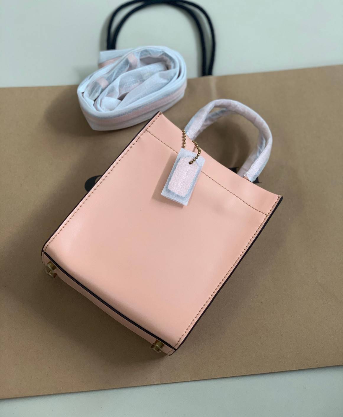 COACH MINI CASHIN TOTE ((C4828)) 💥พร้อมส่งที่ไทยรุ่นใหม่ล่าสุดค่ะ! กระเป๋าขนาดมินิ หนังแท้ หนังนิ่มสวย น่าใช้มากๆค่ะ ปากกระเป๋าแบบแม่เหล็ก ภายในสามารถใส่กระเป๋าเงินใบกลางได้;มือถือแบบตั้งได้ทุกรุ่น;ของจำเป็นจุกจิกสาวๆได้หลายอย่างนะคะ;พร้อมช่องเสีย