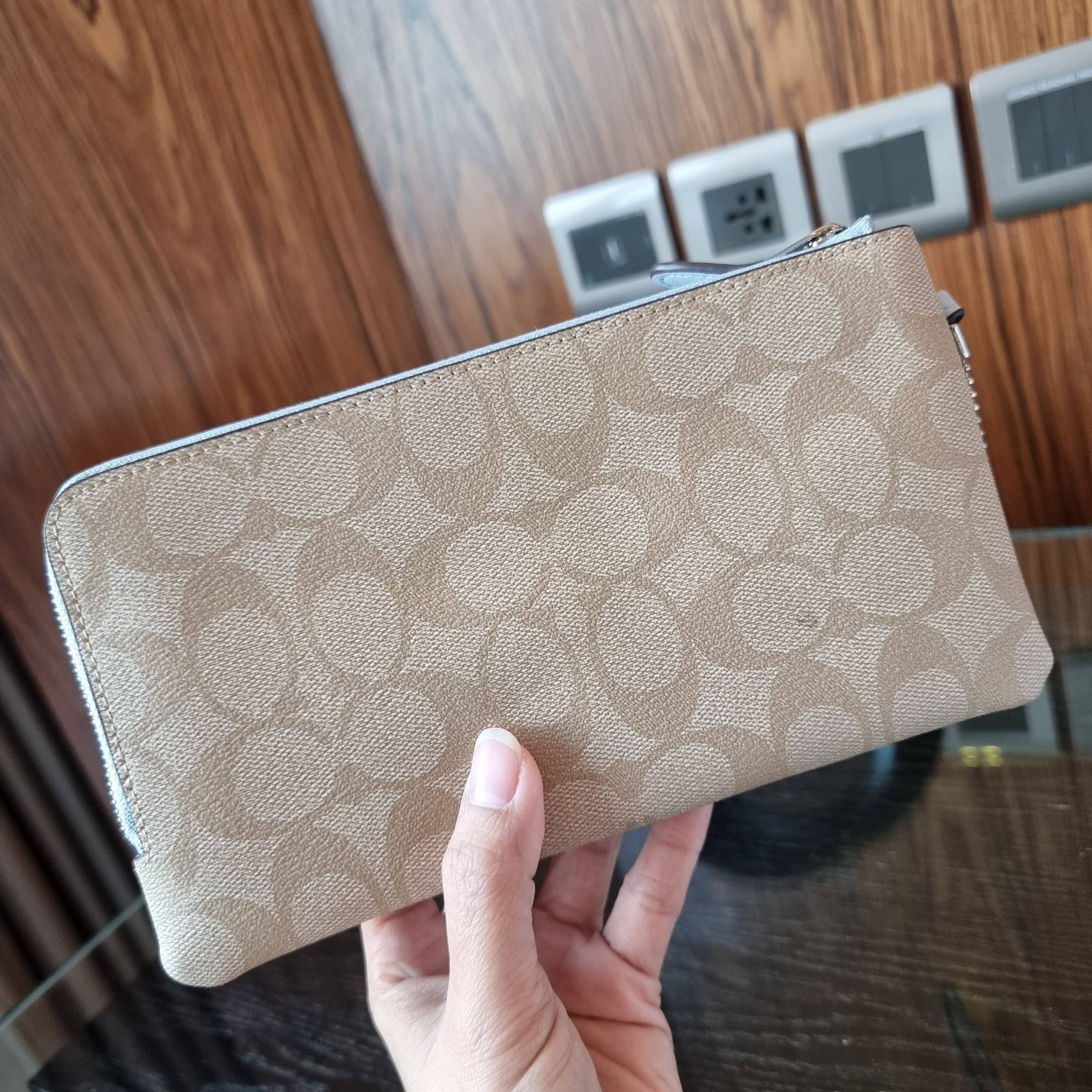 COACH F54057 DOUBLE ZIP WALLET IN SIGNATURE กระเป๋าคล้องมือ size L ใบนี้ใส่มือถือได้ทุกรุ่น ขนาดกำลังดี พกพาสะดวกมากๆ วัสดุหนังสังเคราะห์ ภายในเป็นผ้าสีสวยคม ใส่ธนบัตร ใส่บัตรได้เยอะ ใส่มือถือได้สบายๆทุกรุ่น ตอบโจทย์สาวๆที่ไม่ชอบพกเยอะวุ่นวายจ้า ใบนี้เอาอ