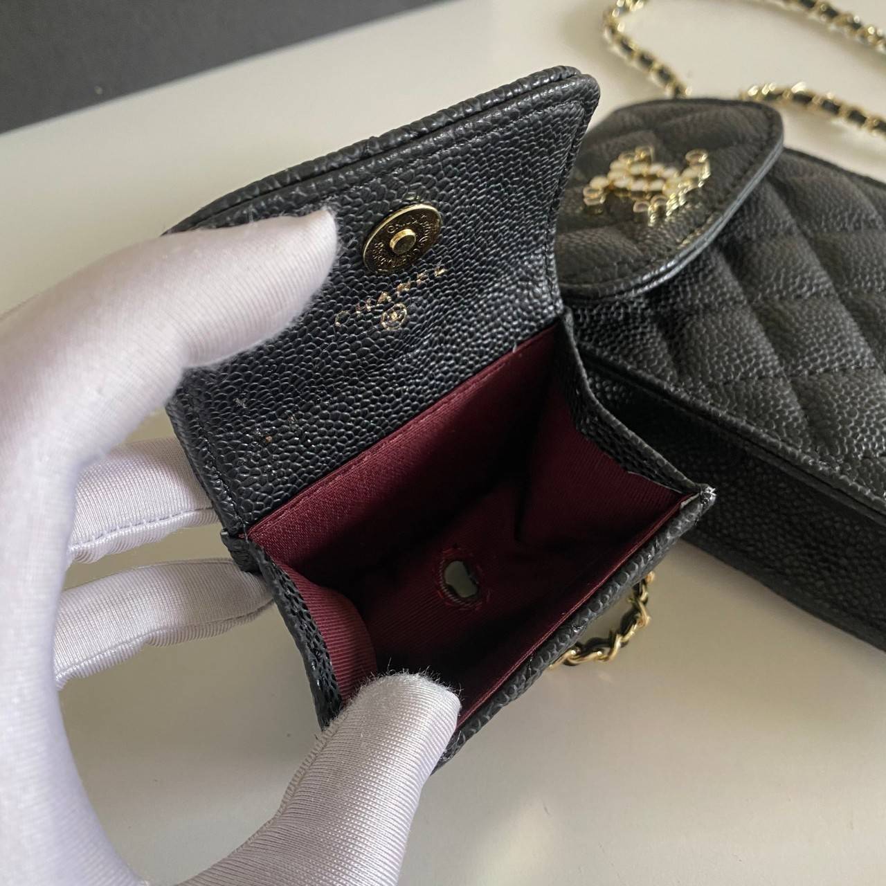 พรีเมี่ยมกิ๊ฟแท้ 100% 】หนังแท้ CHANEL PHONE BAG มาแล้วๆ น่ารักสุดๆ ใส่iPhone pro max ได้สบาย หนังคาเวียร์ ใบเล็กถอดแยกได้ ใส่พวงกุญแจเก๋ได้เลย งานพรีเมี่ยมกิ้ฟท์จากเค้าเตอร์น้ำหอมต่างประเทศ