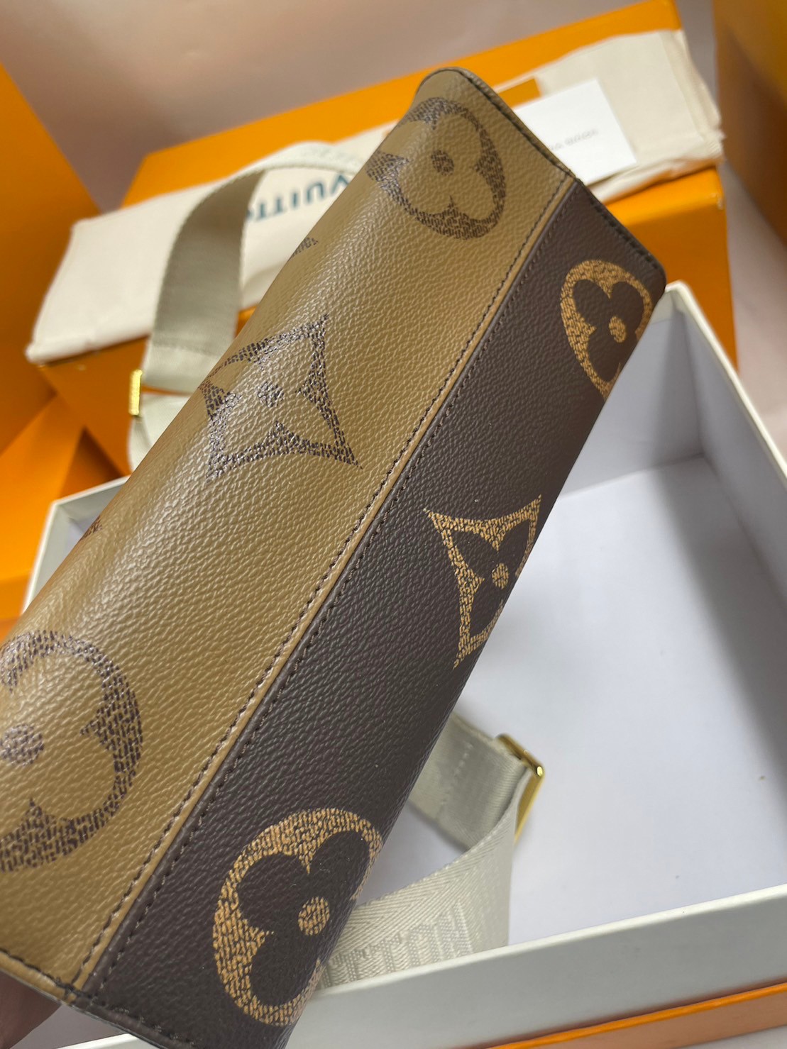 LV OnTheGo East West Monogram Bag / LV BAG พร้อมส่ง 4 สี กระเป๋าโท้ทขนาดกะทัดรัด ดีไซน์ใหม่ประจำฤดูกาล