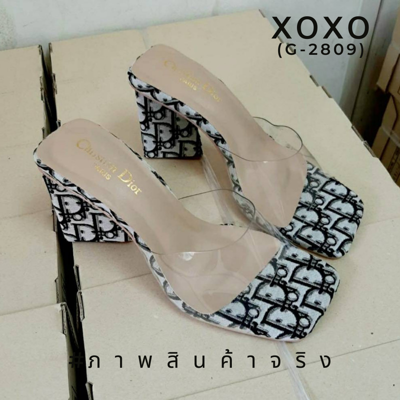 Christian Dior งานสวม คาดพบาสติกใสอย่างดี เนื้อนุ่ม วัสดุผ้าลายแบรนด์ เก๋ๆ กับส้น 3 เหลียม สวมเก๋ ใส่สบาย ไม่เมื่อย แมทส์ชุดง่าย น้ำหนักเบา