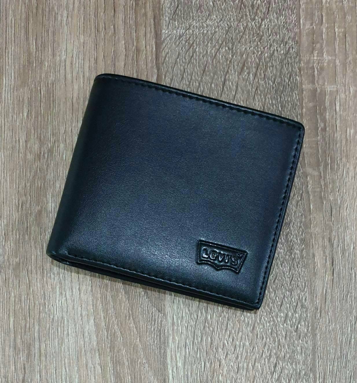 Levi’s Belt and Wallet Gift Set ในเซตประกอบด้วยกระเป๋าสตางค์พับสองตอนและเข็มขัดวัสดุหนังคุณภาพดี กระเป๋าสตางค์ปั้มโลโก้ด้านหน้าภายในมีช่องใส่บัตรและธนบัตรแยกเป็นสัดส่วน เข็มขัดหนังกลับใช้ได้ในทุกโอกาสนะคะ