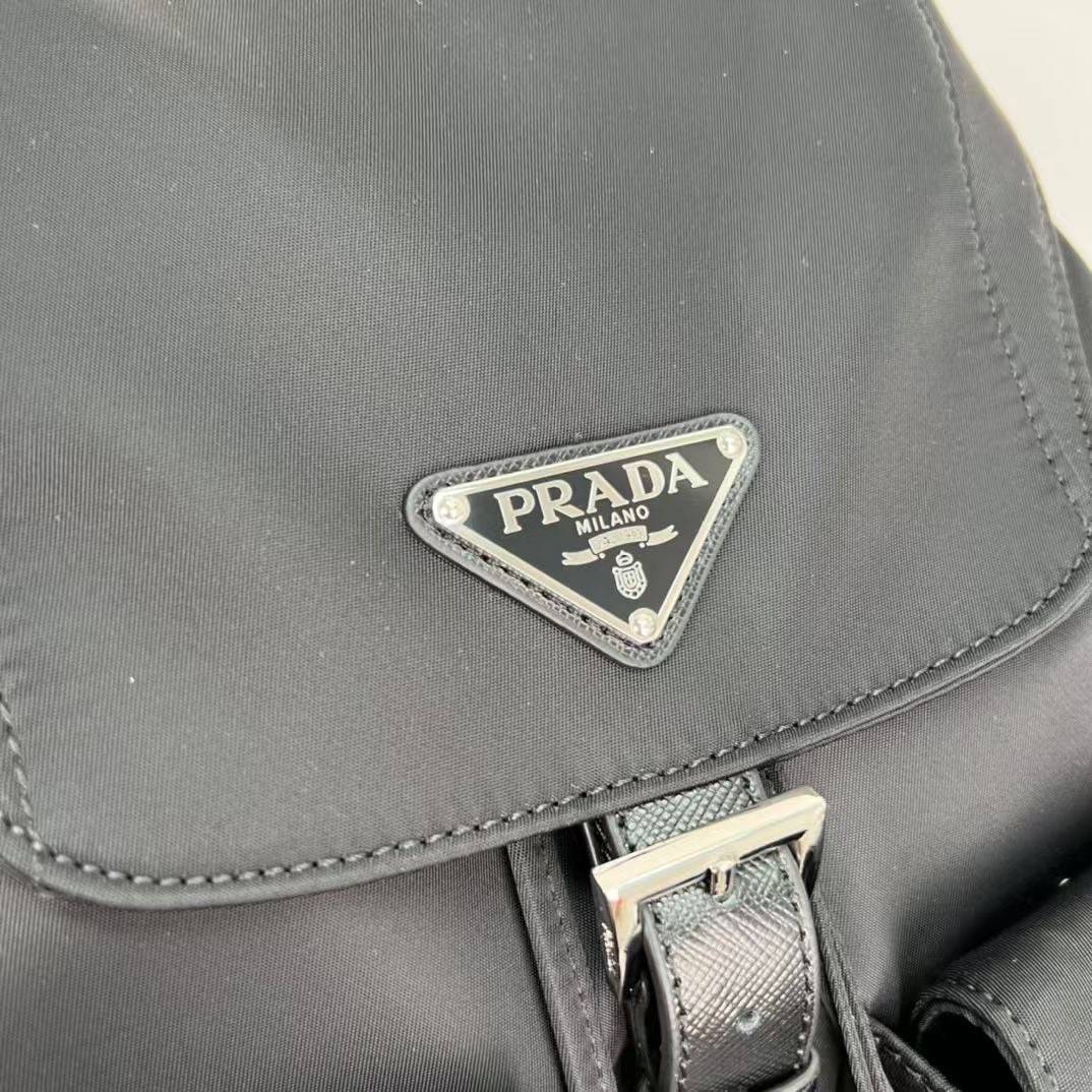 หนังแท้ | Prada Small Re-Nylon backpack กระเป๋าเป้สะพายหลังไนลอน สัมผัสความหรูหราคลาสสิก ดีไซน์เรียบง่ายทันสมัย พร้อมใบลูก สะดวกใช้งาน