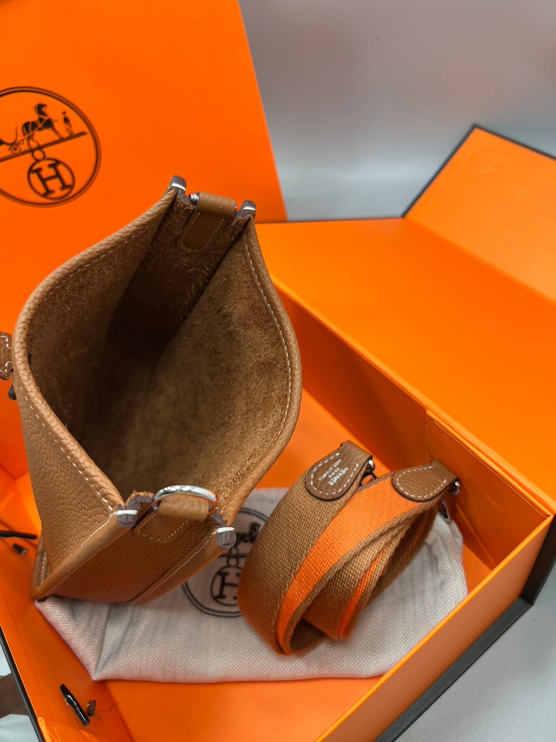 HERMES evelyne mini bag Luxury Bag กระเป๋าสะพายแบรนด์ดัง แบรนด์หรู คลาสสิกตลอดกาล ใช้ได้ทั้งชายหญิง ใบเดียวจบ สวยรวยปัง เกรดท็อปออริจินอล ภาพสินค้าถ่ายจากงานขายจริง ใช้งานต่างประเทศได้