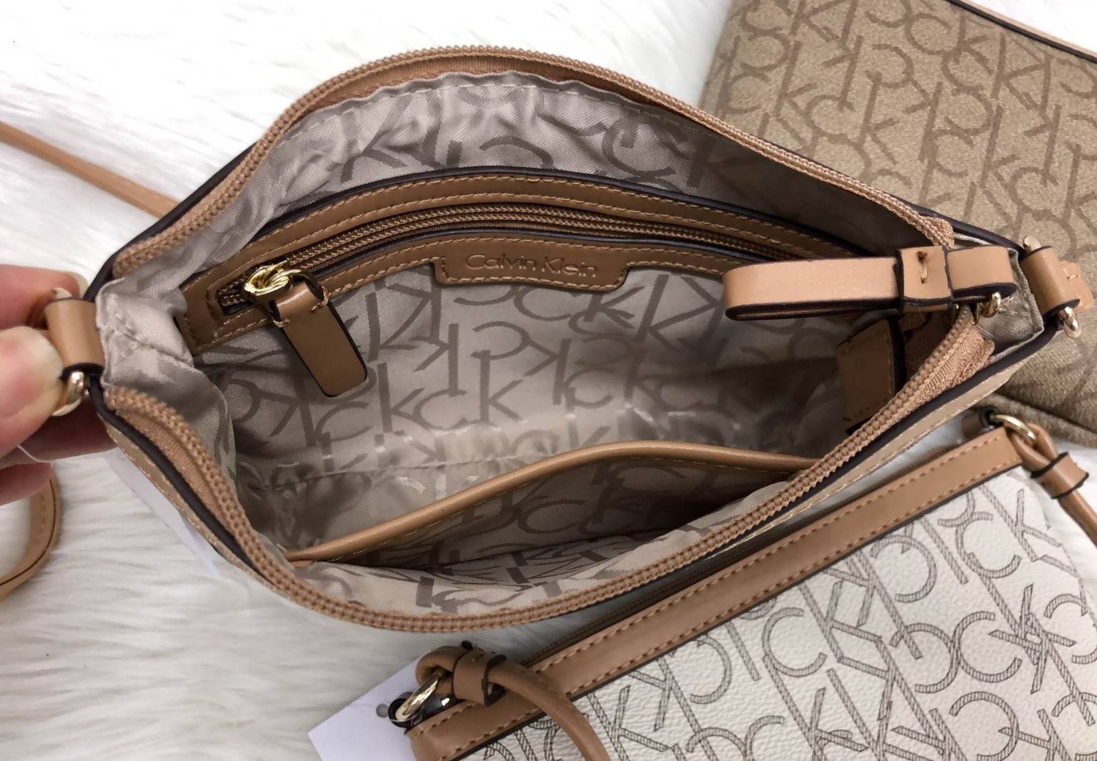 CALVIN KIEIN MINI CROSSBODY BAG กระเป๋าสะพาย size mini น่ารัก วัสดุหนังลายแบรนด์รอบใบ ด้านหน้าประกับ l0go brand อะไหล่ทอง เปิดปิดกระเป๋าแบบซิป ภายในโล่ง ใส่ธนบัตร, bookbank, มือถือได้ทุกรุ่น สายสะพาย เป็นหนังนิ่มสะพายสบาย ใบนี้ classic ตลอดกาลค่ะ