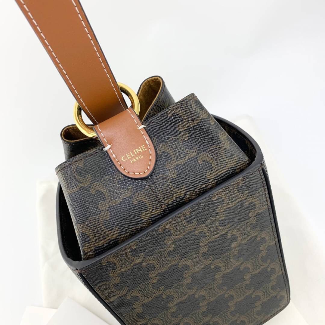 VIP 】หนังแท้ CELINE BOX CLASSIC HANDBAG หนังสวยอยู่ทรง สวยหรูที่สุด รูปทรงทันสมัยคลาสสิกมินิมอลมากค่ะ พร้อมส่งที่ไทยราคาสุดคุ้มห้ามพลาดค่ะ!