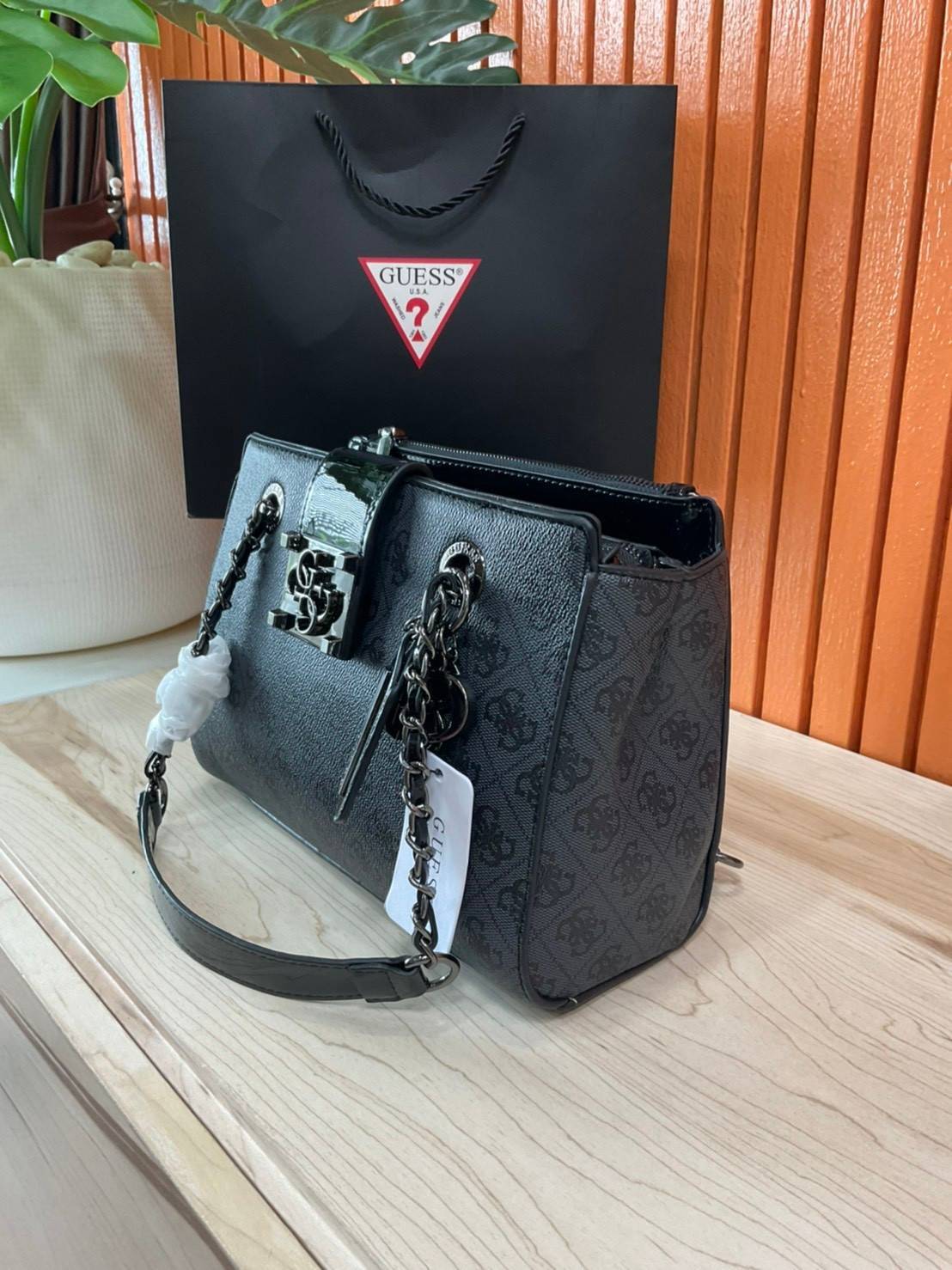 กระเป๋าสะพายไหล่ Guess Logo City Small Society Satchel กระเป๋าสะพายไหล่ ขนาดกำลังดี วัสดุ pu สวยอยู่ทรง มาพร้อมพวงกุญแจน่ารักๆ ถอดออกได้ ด้านหน้าประดับโลโก้แบรนด์ เปิดปิดด้วยซิป มี 2 ช่องหลักใช้งาน ภายในช่องซิปหน้าแยกเป็นสัดส่วนการใช้งาน ซิปช่อง 2 โล่งกว้