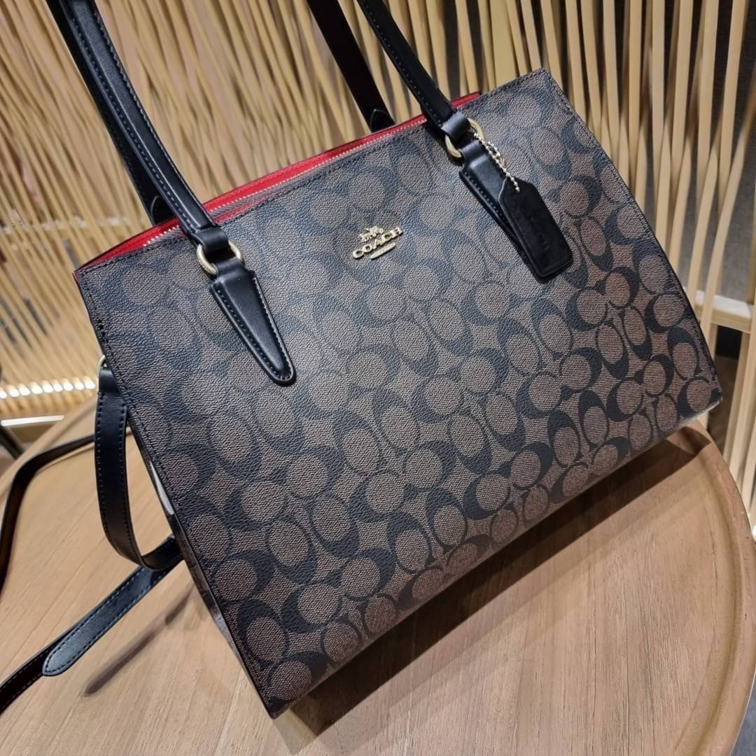 COACH C4075 TATUM CARRYALL IN SIGNATURE CANVAS คอลเลคชั่นใหม่ล่าสุด จัดมาให้ได้สวยก่อนใคร สวยหรูทุกสี!! ลุคผู้ดีต้องมาอีกหนึ่ง กระเป๋าสะพายทรงสวย ที่มาพร้อมสายสะพายไหล่ในตัว และสายครอสบอดี้สำหรับสะพายข้าง วัสดุหนัง crossgrain สวยคมมากๆ ตัวกระเป๋าถูกแบ่งเป