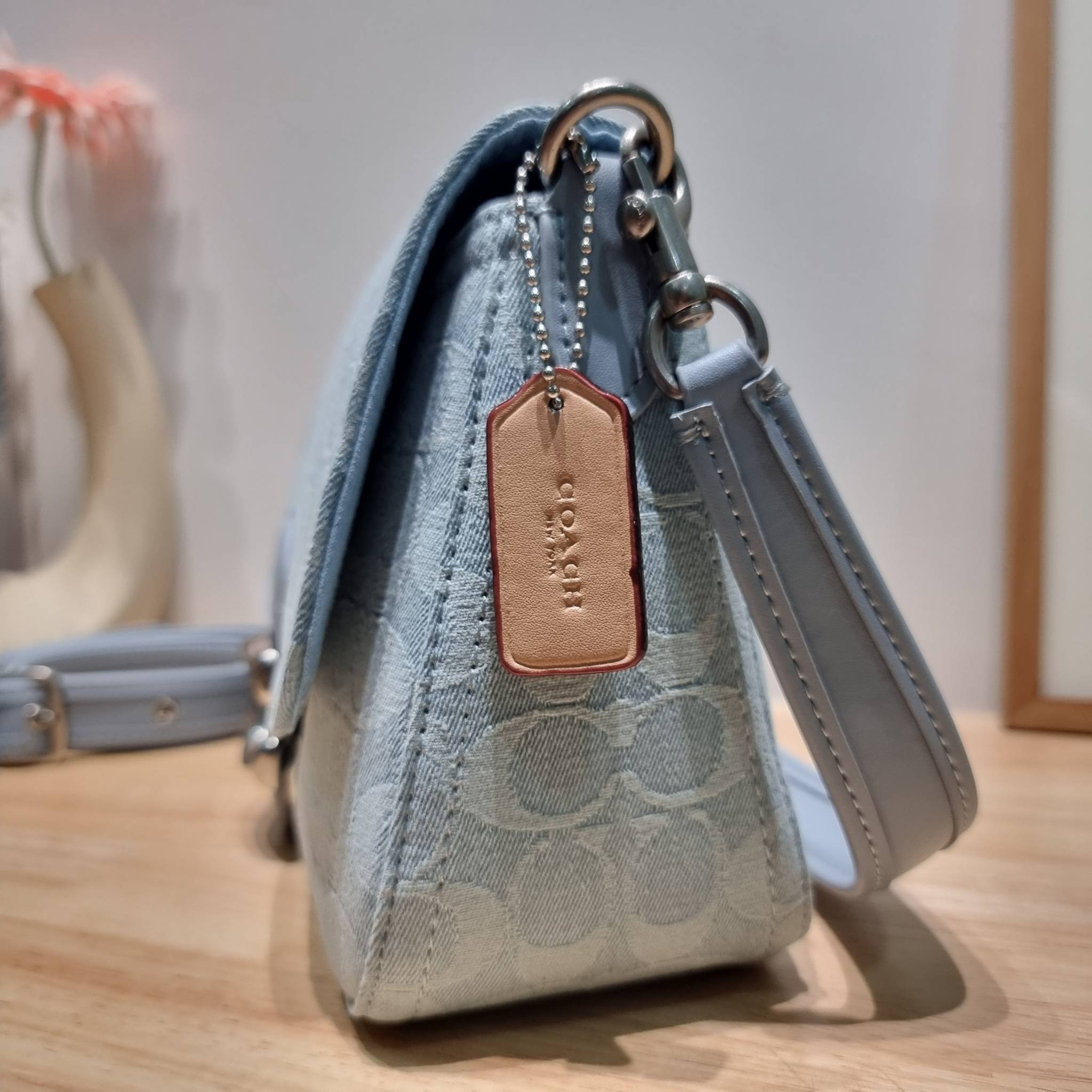 COACH CJ854 SOFT TABBY SHOULDER BAG IN SIGNATURE DENIM ฉุดไม่อยู่แล้วจริงๆกับไอเท็มนี้ ที่ร้อนแรงแบบปังๆไปเลย!! กระเป๋าสะพายไหล่/สะพายข้าง ดีไซน์วินเทจย้อนยุค สวยคมชัด คลาสสิคใช้ได้ทุกลุค