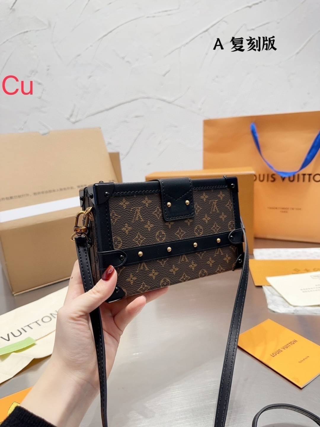 LV Petite Malle Monogram Canvas Bag กระเป๋าทรงกล่องสุดไอคอนนิค สวยมีเสน่ห์ ถือเป็นคลัชเก๋ๆ หรือสะพายข้างชิคๆ พร้อมตอบรับได้ทุกลุค ทุกสไตล์ไปเลยจ้า