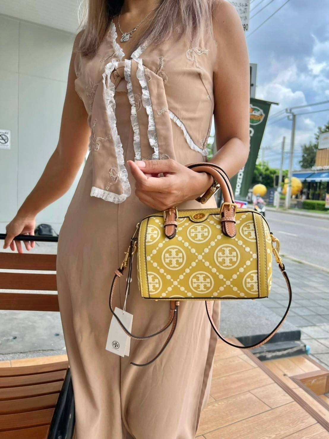 Tory Burch T-Monogram Mini Embossed Wine Bucket Bag / Tory Burch Mini Bucket กระเป๋าถือหรือสะพายไหล่ ทรงหมอนขนาดเล็ก ประดับด้วยลวดลายอันเป็นสัญลักษณ์ของแบรนด์ ถูกประดิษขึ้นด้วยความพิถีพิถันวัสดุหนังอย่างดี ด้านในบุด้วยหนังไมโครซูแอคเนื้อนุ่มทำความสะอาดง่า