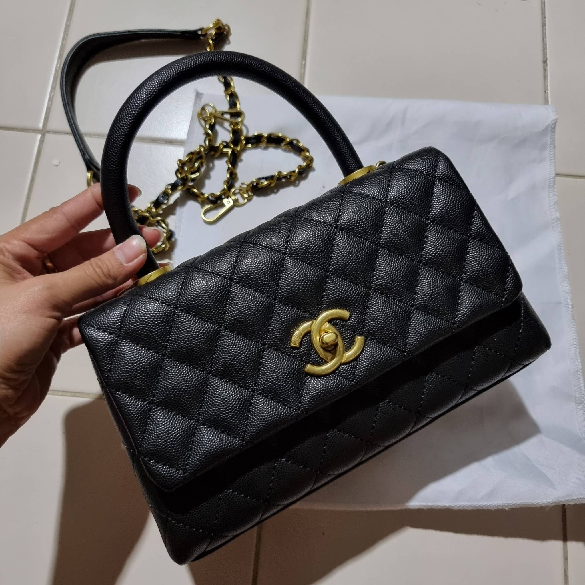 VIP 】รุ่นยอดฮิตตลอดกาล ไซส์กำลังสวย!! จากแบรนด์ Chanel กระเป๋าถือ/สะพาย หนังลายคาเวียร์ โลโก้เด่นชัด เปิด-ปิดกระเป๋าด้วยตัวบิดล็อค อะไหล่สีทองหรู ทรงสวยผู้ดี ภายในกระเป๋ามีช่องโล่งกว้างจุของได้พอสมควร มีช่องซิปแบ่งสัดส่วน ด้านหลังมีช่องเก็บของจุกจิกอีก 1 