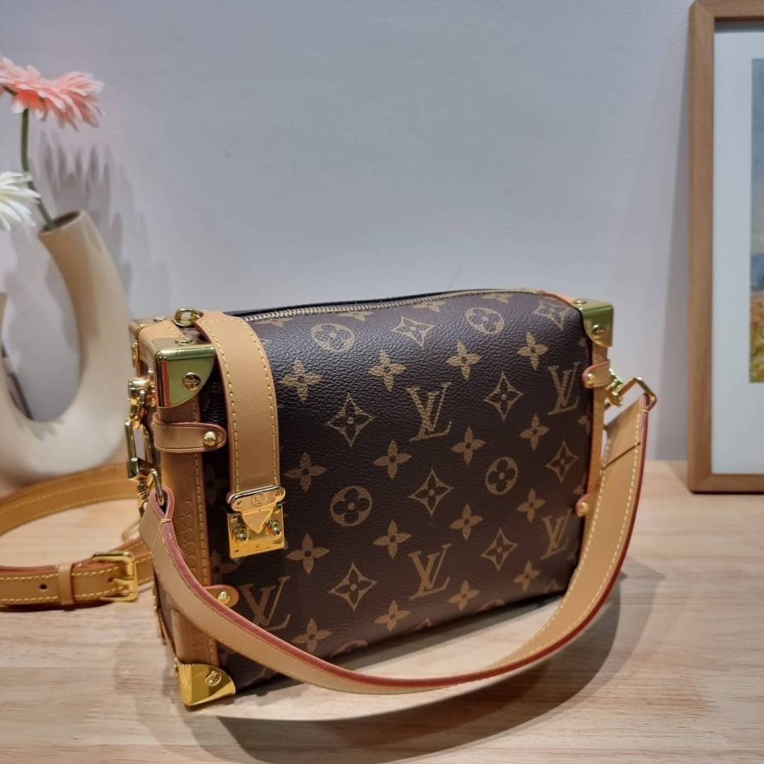 LV SIDE TRUNK MONOGRAM สุดยอดกระเป๋าไอคอนนิค ทรงสวย ใหม่ล่าสุด สวยมีเสน่ห์ รูปทรงกล่อง โดดเด่นด้วยหมุดเข้ามุม ซิปเปิด-ปิดล็อคได้ วัสดุหนังแคนวาส