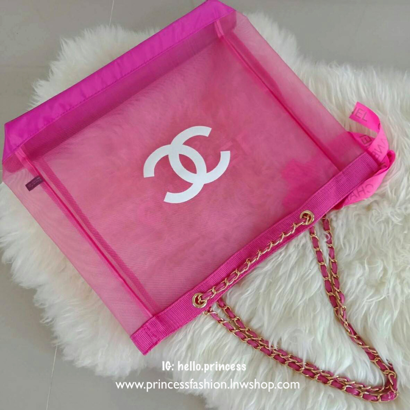 พร้อมส่งความสวยหรู สีชมพูน่ารัก 💕 Chanel Shopping Bag With Ribbin กระเป๋าสะพายใบใหญ่ทรง Shopping Bag Limited Edition พรีเมี่ยมกิ้ฟของแท้นำเข้าจาก Chanel Perfume Counter ของแท้100% ใบใหญ่วัสดุ Nylon โปร่ง♡ *อะไหล่ทอง ปั้มโลโก้ CHANEL สีขาว เ