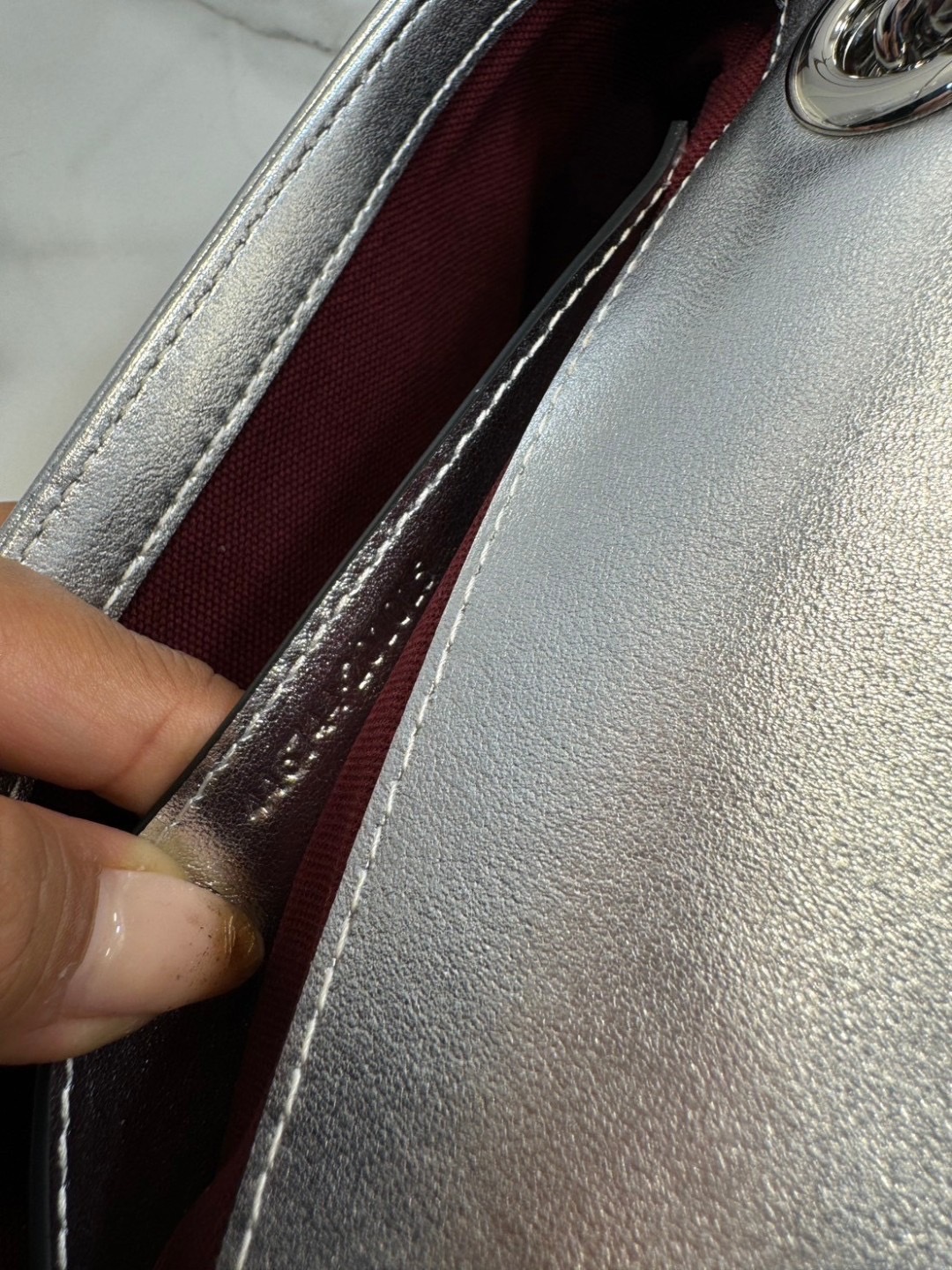 ORI | หนังแท้ GG Marmont mini shoulder bag กระเป๋าสะพายข้างรุ่นคลาสสิค ดูแพง อัพลุคได้สบายๆ ด้านหลังดีไซน์รูปหัวใจ เพิ่มดีเทล!! ภายในกระเป๋าเป็นช่องโล่ง ใบจริงสวยมากแนะนำค่ะ