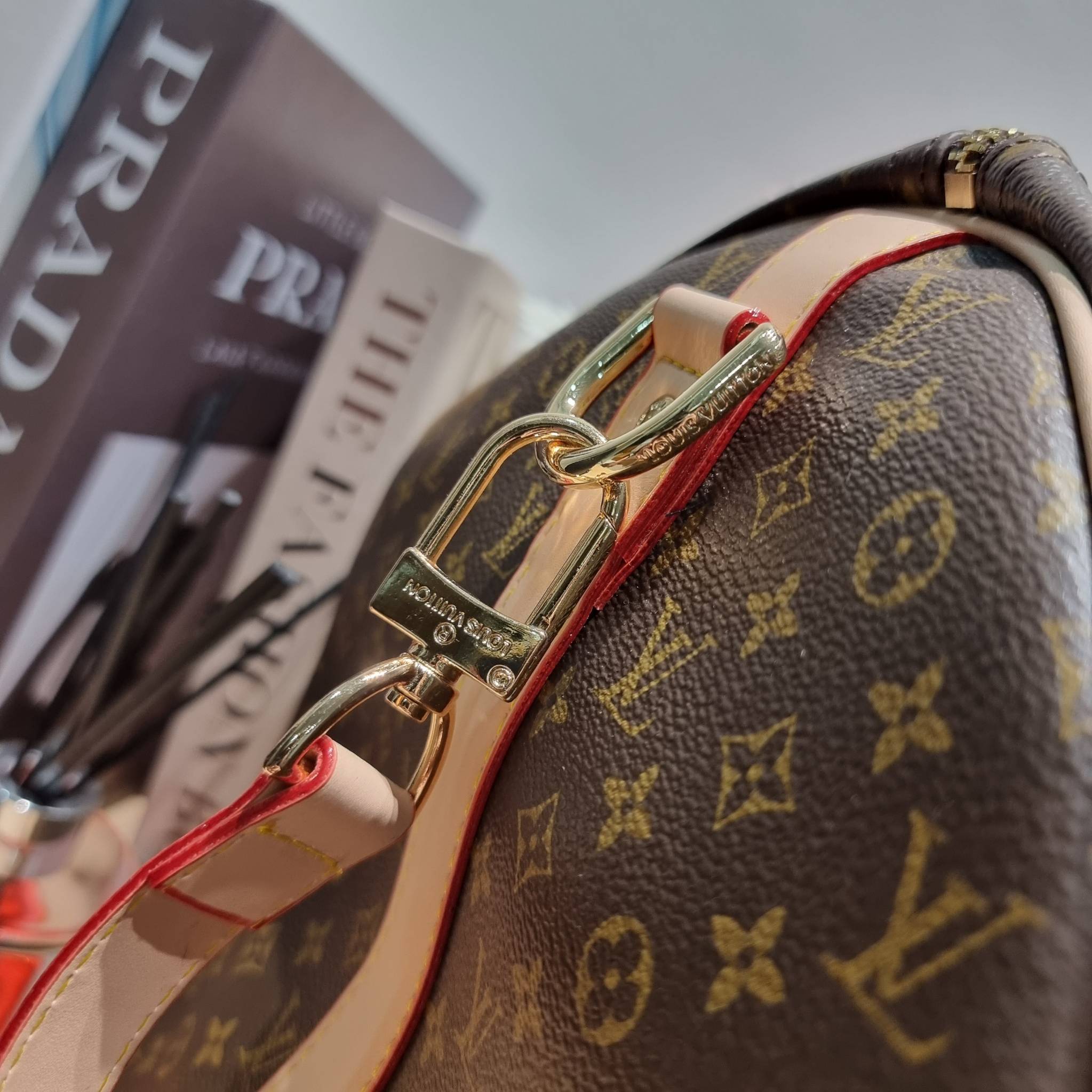 LV KEEPALL BANDOULIERE กระเป๋าเดินทางสุดคลาสสิค ทึ่ใครๆก็เฝ้ารอ ไอเท็มที่จะทำให้การเดินทางไม่ธรรมดาอีกต่อไป ด้วยดีเทลความเป็นเอกลักษณ์ เรียบแต่หรู วัสดุหนังแคนวาสคุณภาพดี ลวดลายโมโนแกรม เปิด-ปิดด้วยซิปแน่นหนา มีกุญแจล็อคได้ มีสายสะพายครอสให้ ภายในโล่งกว้า