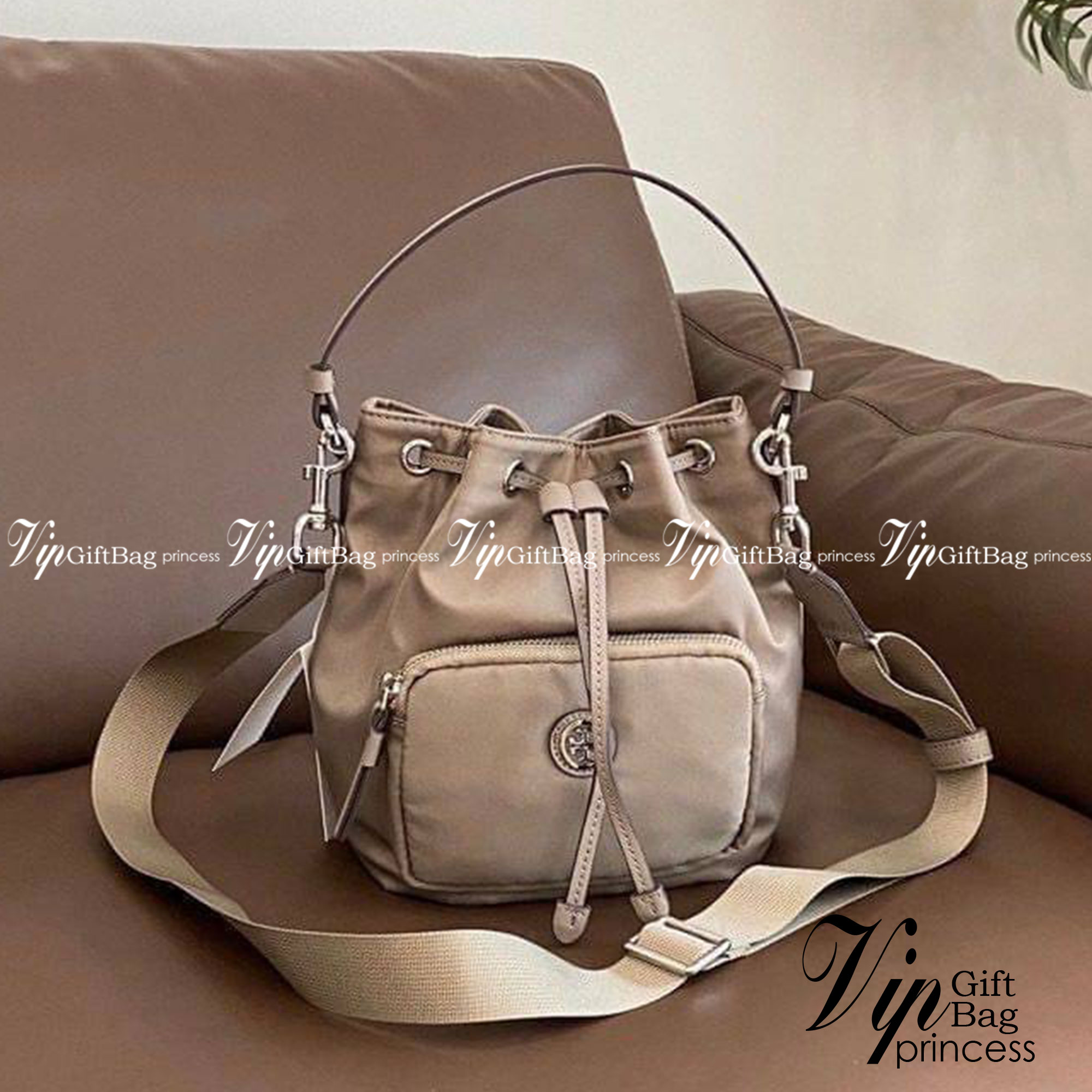 Tory Burch Virginia Nylon Bucket Bag / Tory Burch logo-plaque bucket bag กระเป๋าสะพายทรงบัคเก็ต เปิด-ปิดหนังรูดปากกระเป๋า มีหูหิ้วในตัว คล้องแขนเก๋ๆ ภายในเป็นช่องโล่ง มีช่องย่อย ใส่ของสำคัญจุกจิกได้ มีสายครอส จะสะพายไปไหนก็ได้ทุกโอกาส สวยเลิศทุกสี พร้อมส่