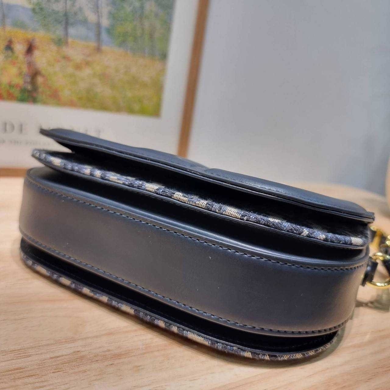 CD SIGNATURE BAG WITH STRAP กระเป๋าสะพายซิกเนเจอร์ ไอเท็มมาแรง ที่สวยแซ่บไม่มีไม่ได้เลย เกรดออริ 1:1