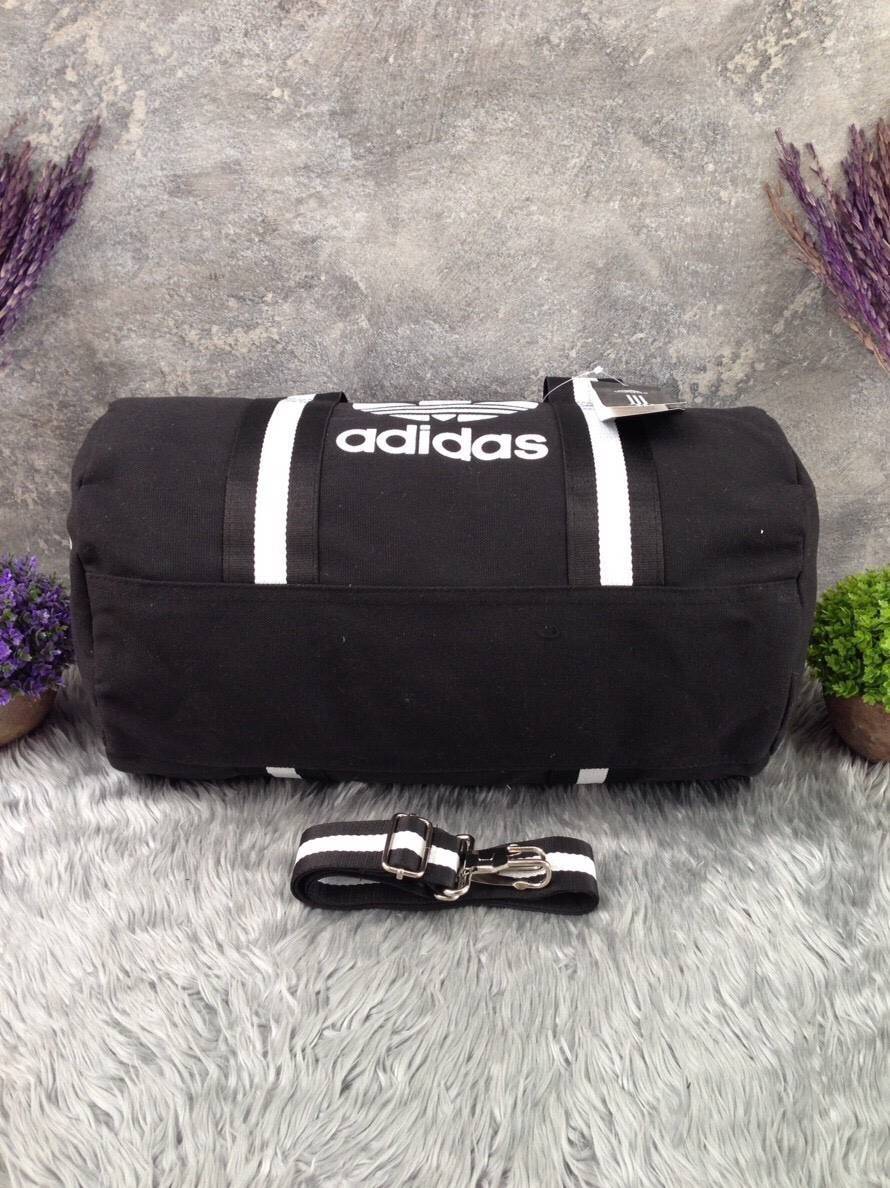 Adidas Travel Canvas Bag กระเป๋าเดินทางทรงหมอน ดีไซน์ sport วัสดุ canvas ด้านหน้าสกรีนแบรนด์ น้ำหนักเบา หูหิ้วมีหนังจับถนัดมือ ซิปแบรนด์ ช่องหลักเปิดปิดด้วยซิป ภายในกว้างใส่เสื้อผ้าได้ มีช่องเล็ก มาพร้อมสายยาว ถอด ปรับได้ค่ะ