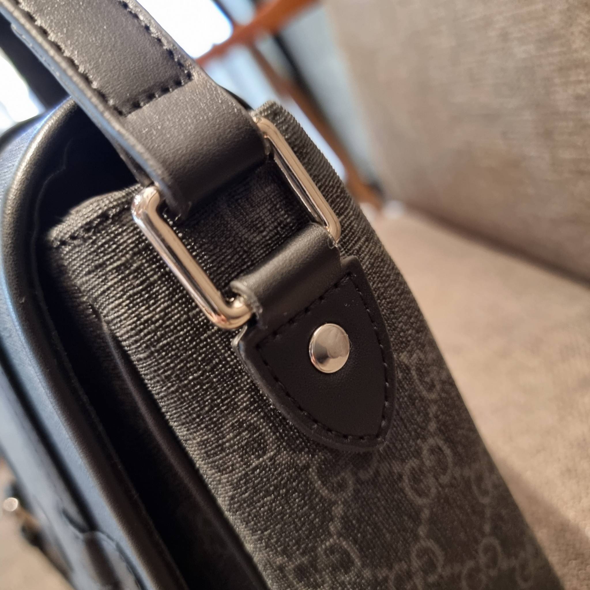 Gucci GG Supreme messenger bag GC MESSENGER VINTAGE BAG กระเป๋าสะพายข้างทรงแมสเซนเจอร์ ย้อนยุค ลุคผู้ดีแบบลูกคุณ ดีไซน์ unisex ใช้ได้ทั้งชายและหญิง พรีเมี่ยมกิ๊ฟวีไอพี วัสดุหนังแคนวาส ใช้งานง่ายด้วยฝาเปิดกระดุมแม่เหล็ก ด้านหลังมีช่องเก็บของจุกจิกได้ ภายใน