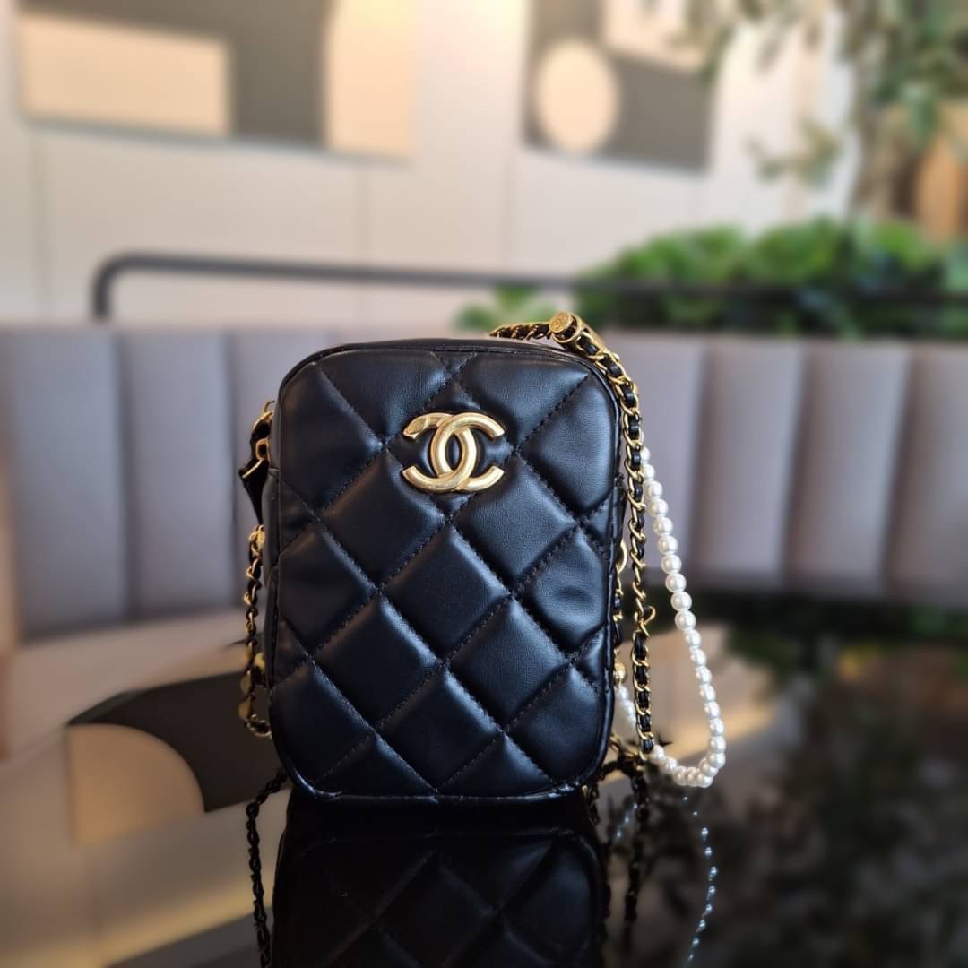 กระเป๋าสะพายข้างทรงยอดนิยม สวยหรู CHANEL VIP แบรนด์ดัง ตัวกระเป๋าหนังนิ่ม ขนาดกำลังน่ารัก อะไหล่ทองเข้มวินเทจ ด้านหน้าประดับโลโก้แบรนด์สีทอง