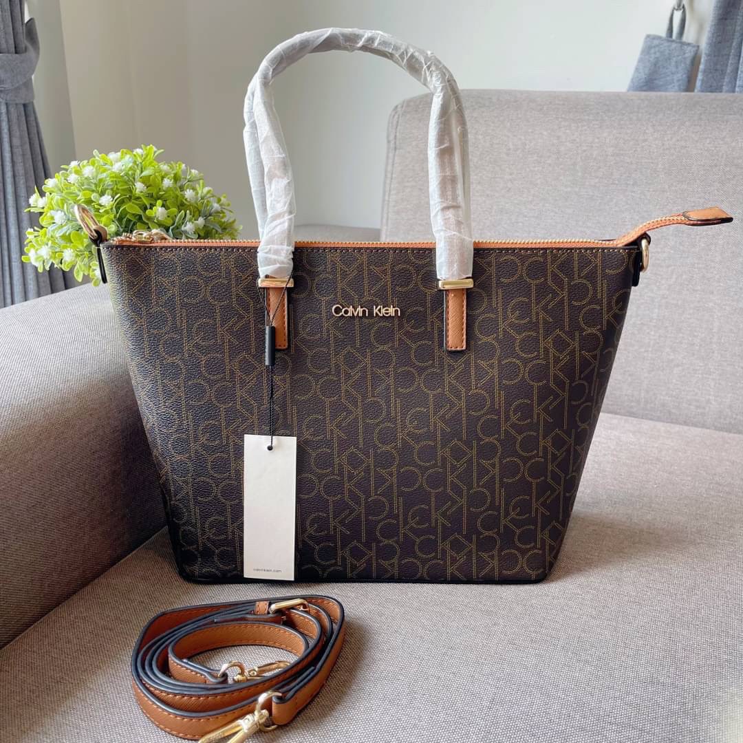 CALVIN KLEIN TOTE BAG กระเป๋าทรงช้อปปิ้งจากแบรนด์ Calvin Klein หนังดี ทรงสวยมากกมา พร้อมกับสายสะพายหนัง ถอดได้ ปรับระดับได้ เปิดปิดด้วยซิปบน ภายในโล่งกว้างซับในอย่างดี