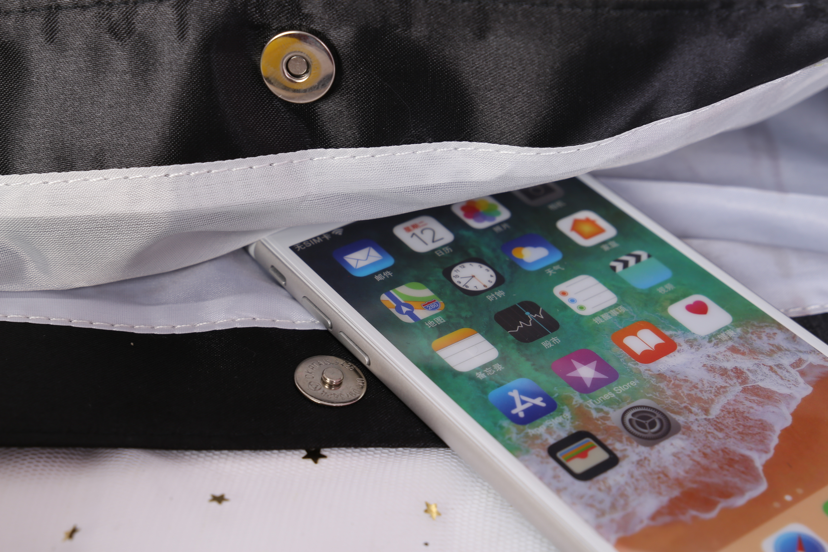 Chanel Satin Shoulder bag วัสดุ (Material) : Satin กระเป๋าสะพายข้าง ขนาดกำลังดีค่ะ ใส่เอกสารหนังสือได้นะคะ ด้านในซับผ้าลายเดียวกับสีกระเป๋าเลยค่ะ เป็นกระดุมแม่เหล็กเปิดปิด สินค้าพรีเมี่ยมแท้ แถมจากเค้าเตอร์แบรนด์ประเทศญี่ปุ่นค่ะ