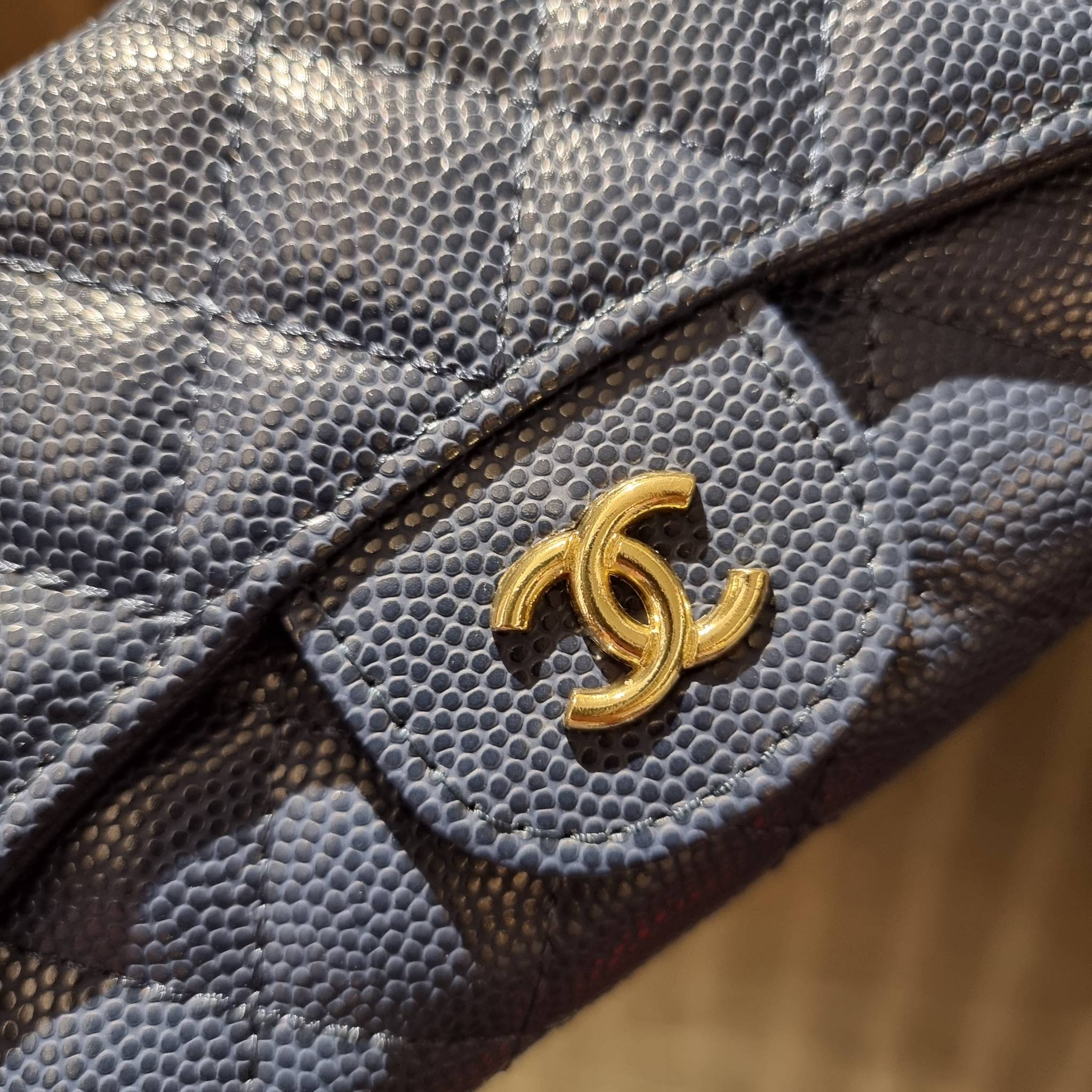 VIP 】กระเป๋าสตางค์ใบยาวรุ่นฝาพับที่ถามหากันมากที่สุด!! สวยรับทรัพย์จาก Chanel วัสดุหนังลายคาร์เวีย ลุคผู้ดีที่สุด เปิด-ปิดด้วยกระดุมแม่เหล็ก ภายในกระเป๋ามีช่องใส่บัตรได้เยอะ ใส่ธนบัตร ใส่เหรียญได้ มีช่องซิปแยกอีกหนึ่งช่อง ดีไซน์เรียบหรูดูคลาสสิค!! สาวๆห้า